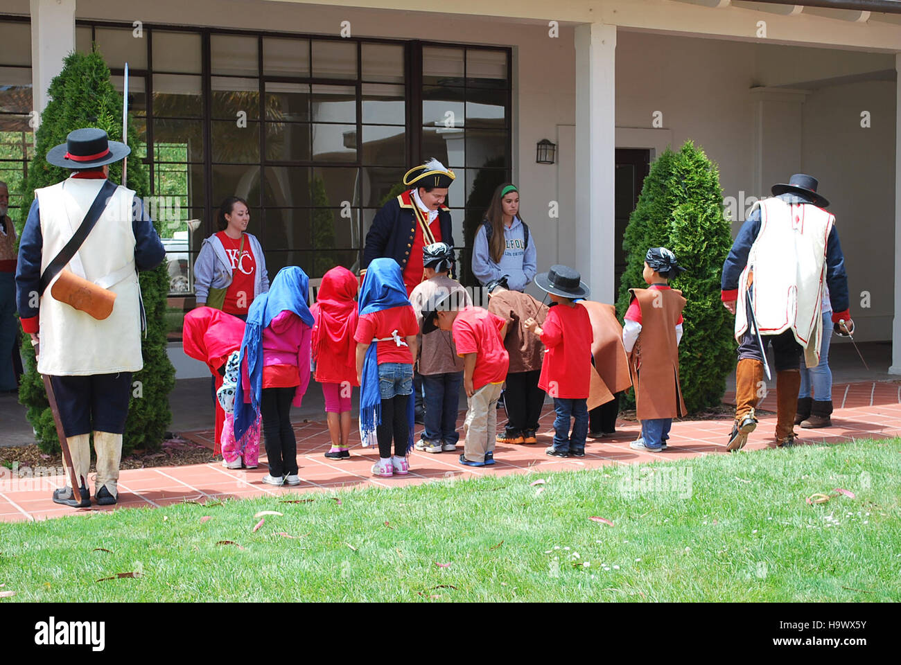Im Nationalpark Pasados del Presidio werden die Truppen von einem Park-Ranger im Rahmen einer historischen Nachstellung untersucht, die das reiche kulturelle und militärische Erbe der Region zeigt. Dieser Park ist ein beliebter Ort für Bildungsprogramme zur amerikanischen Geschichte. Stockfoto