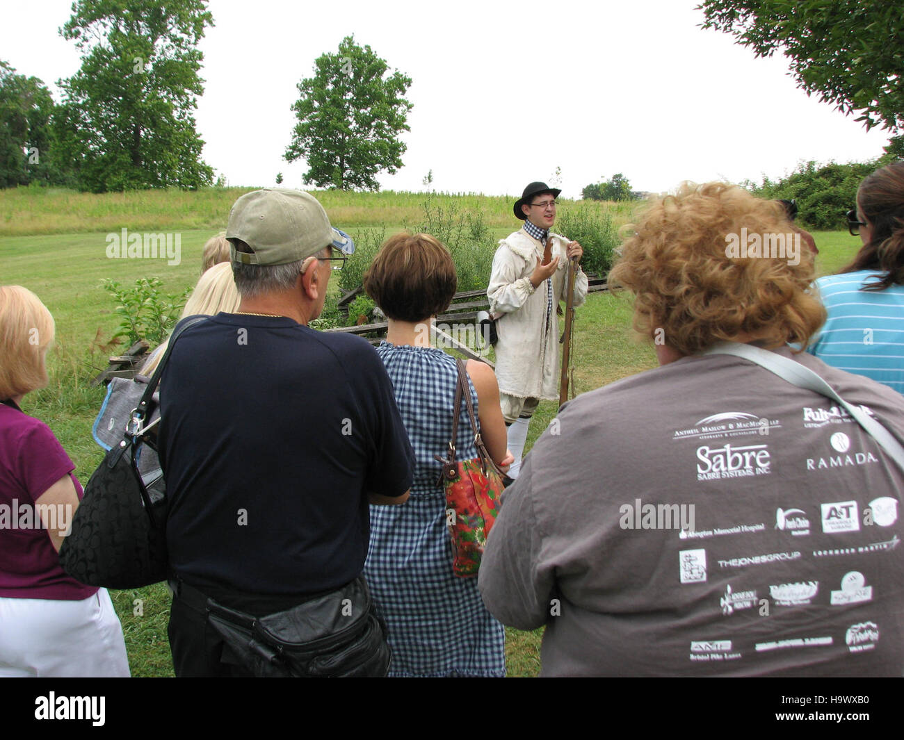 Im Valley Forge National Park diskutieren Besucher über das Lagerleben während der Amerikanischen Revolution. Der Park bietet ein eindringliches Erlebnis in die Geschichte und die täglichen Routinen der dort stationierten Soldaten im Winter von 1777 bis 1778. Stockfoto