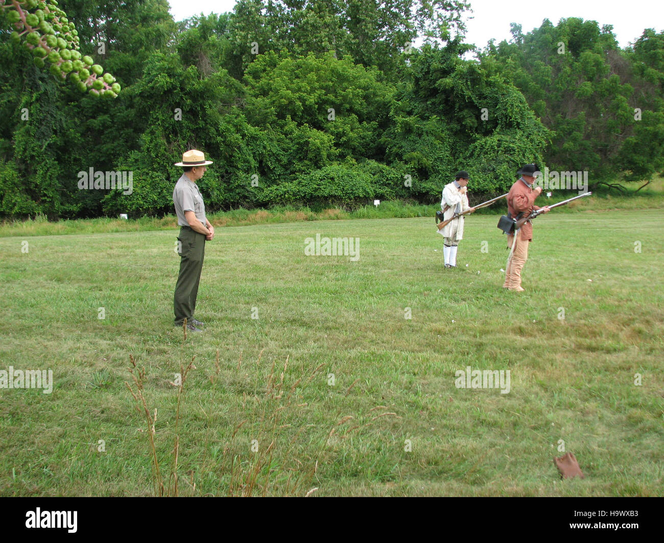 Die Feuerdemonstration aus dem 18. Jahrhundert im Valley Forge National Park zeigt historische Nachstellungen militärischer Taktiken während der Amerikanischen Revolution und bietet Besuchern einen Einblick in die frühe Geschichte des Landes. Stockfoto
