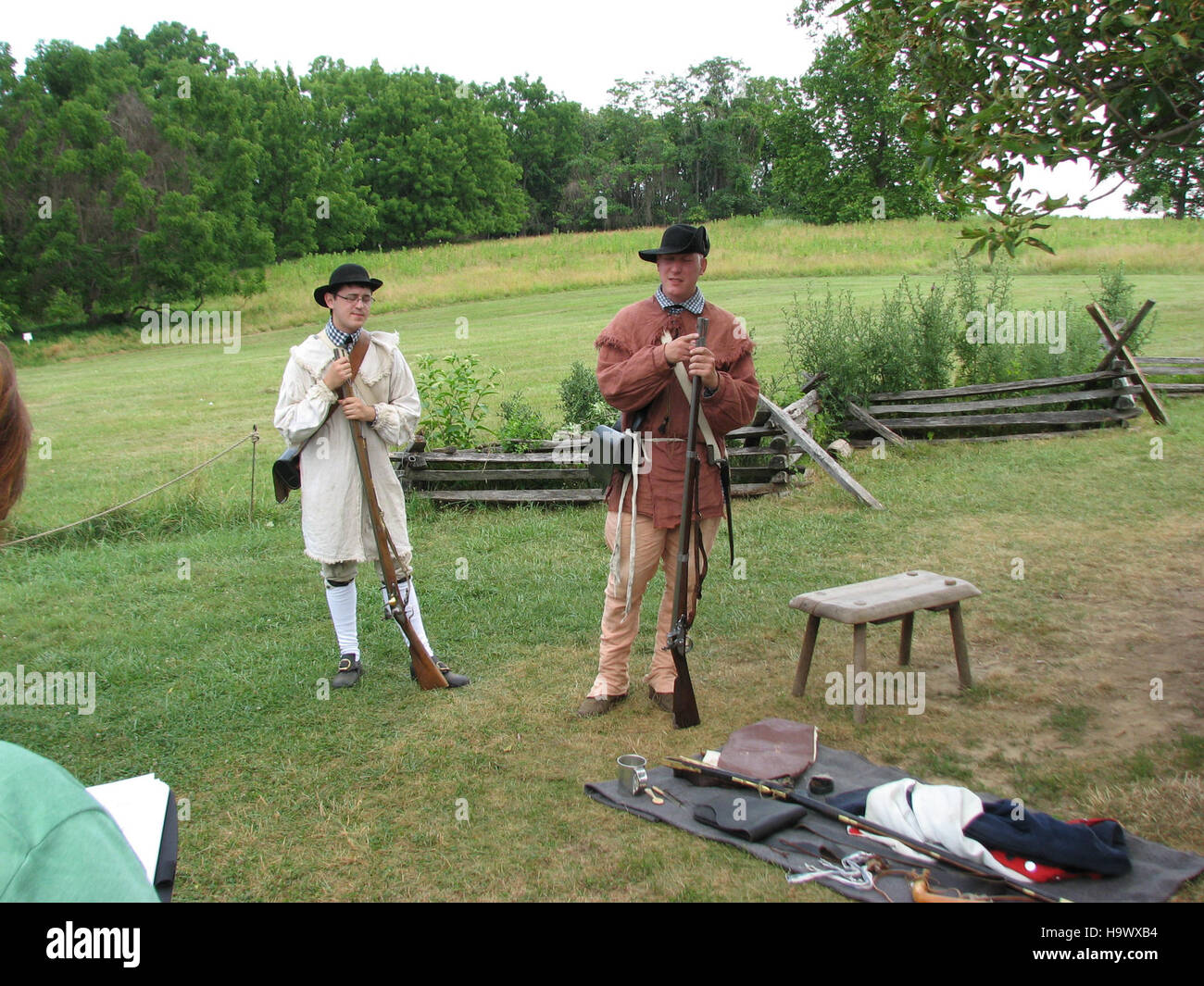 Besucher des Valley Forge National Park diskutieren über das Lagerleben während der Amerikanischen Revolution und geben Einblicke in die historischen Erfahrungen der Soldaten während ihres Wintercampings. Stockfoto