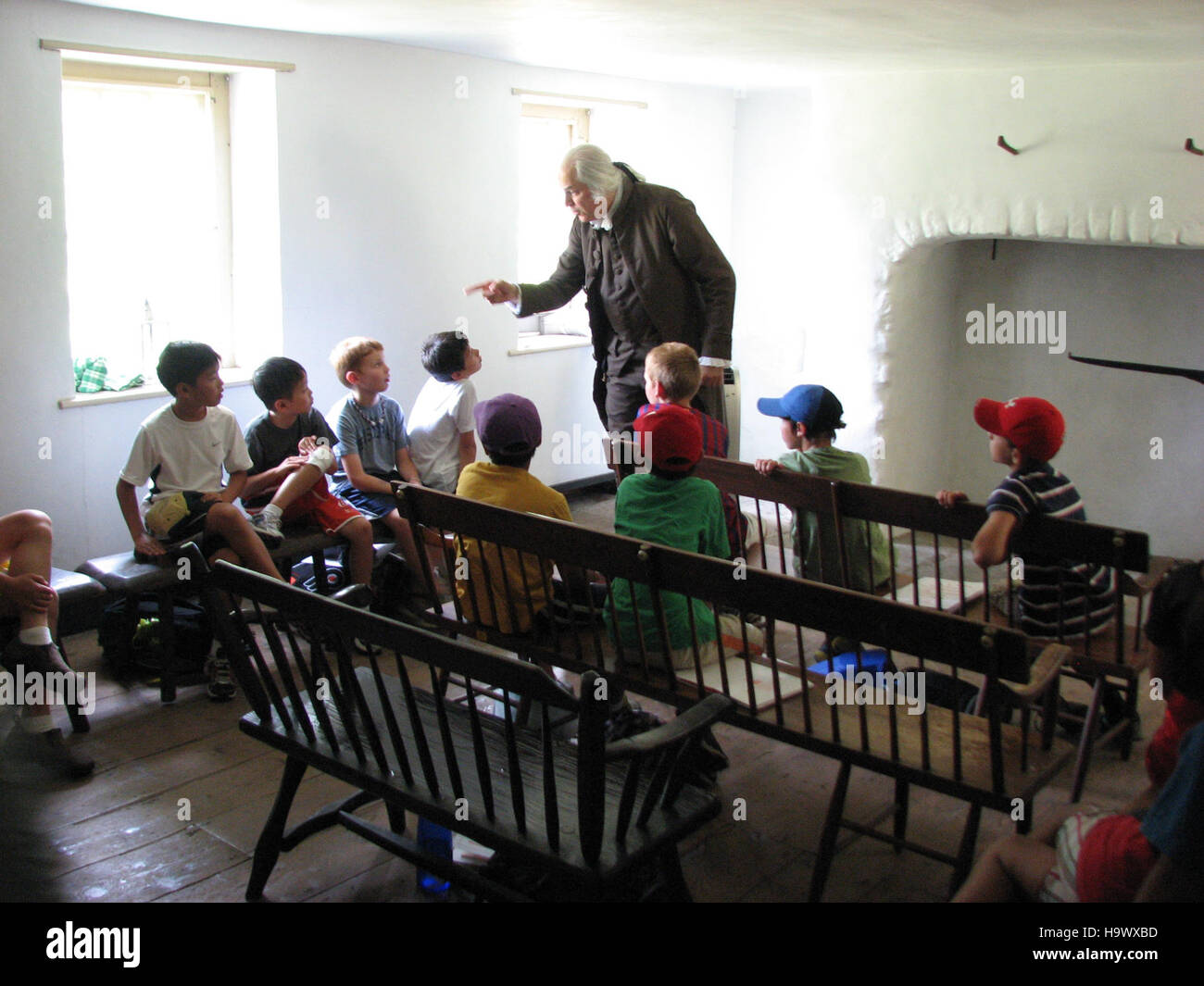 Eine historische Nachstellung von General George Washington, der während der Amerikanischen Revolution seine Truppen in Valley Forge besuchte. Diese informative Veranstaltung hilft Besuchern, die Herausforderungen zu verstehen, denen Soldaten während des Krieges gegenüberstehen. Stockfoto