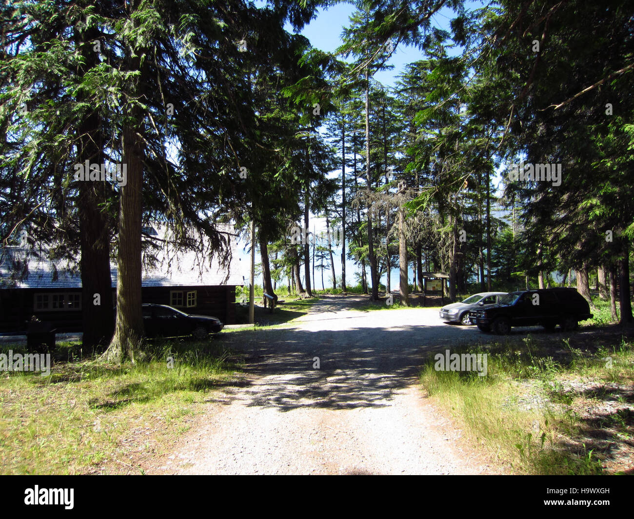 Lake McDonald North Shore Ranger Station im Glacier National Park, Montana, ist ein wichtiger Ort für Parkbesucher. Dieser Parkplatz bietet Zugang zu den umliegenden Wanderwegen, malerischer Aussicht auf den See und historischen Parkeinrichtungen. Es ist ein beliebter Ausgangspunkt, um die natürliche Schönheit des Glacier National Park zu erkunden. Stockfoto