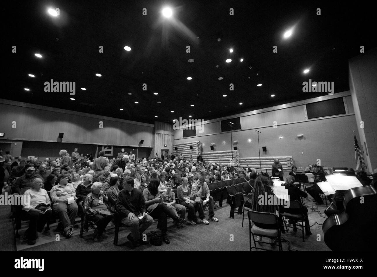 Das *denalinps 7652384226 DVC Concert* fängt eine Live-Performance mit musikalischem Talent und künstlerischem Ausdruck ein. Die Veranstaltung zeigt die Verschmelzung von Kunst und Sound in einem dynamischen, einnehmenden Konzertsaal. Stockfoto