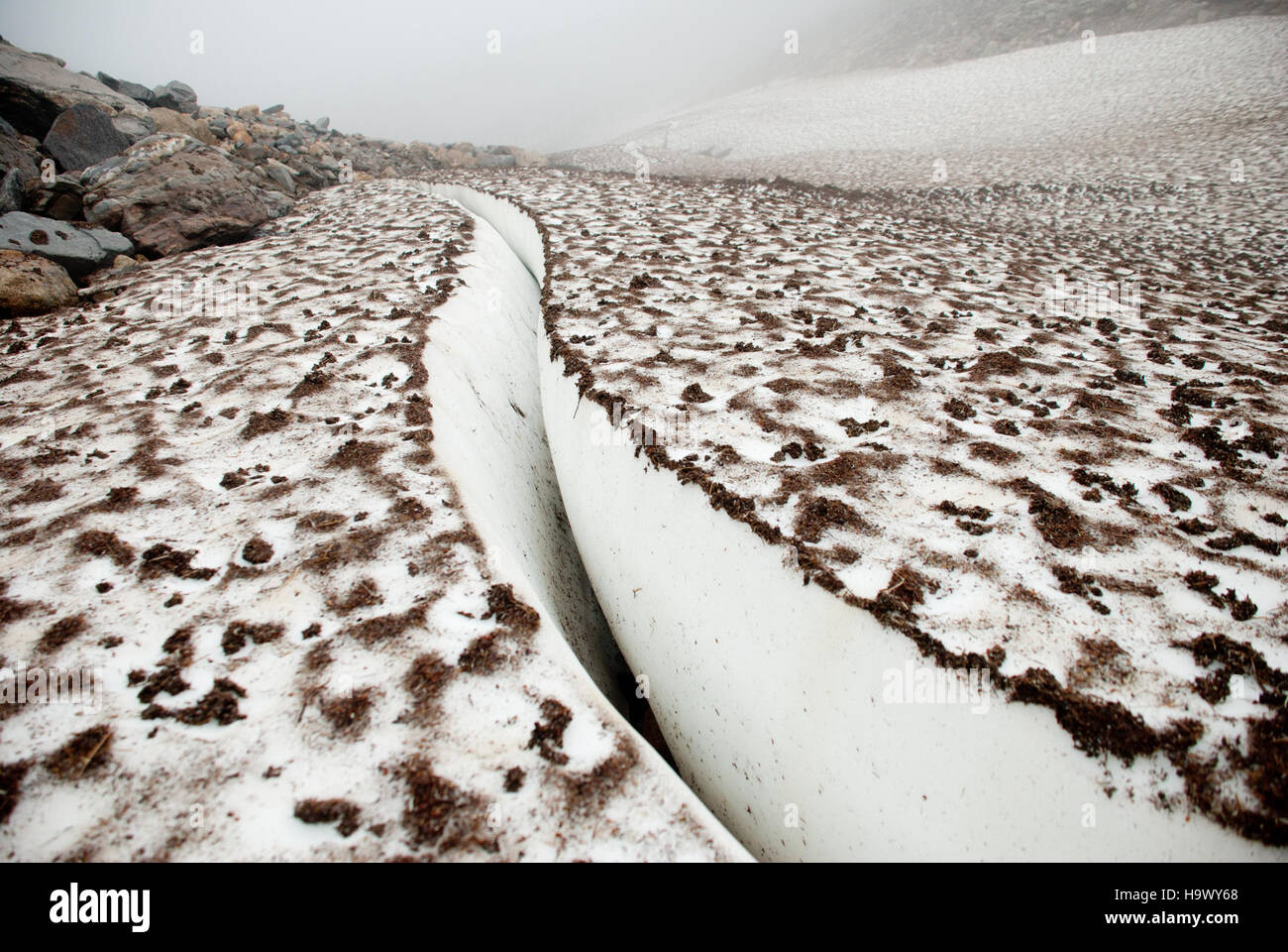 Ein Foto der Bering Land Bridge mit einem Schneefeld in einer Höhe von 3870 Metern. Dieses Bild zeigt die raue, abgelegene Landschaft der Beringstraße und zeigt die rauen Bedingungen und geologischen Bedeutungen des Gebiets. Stockfoto