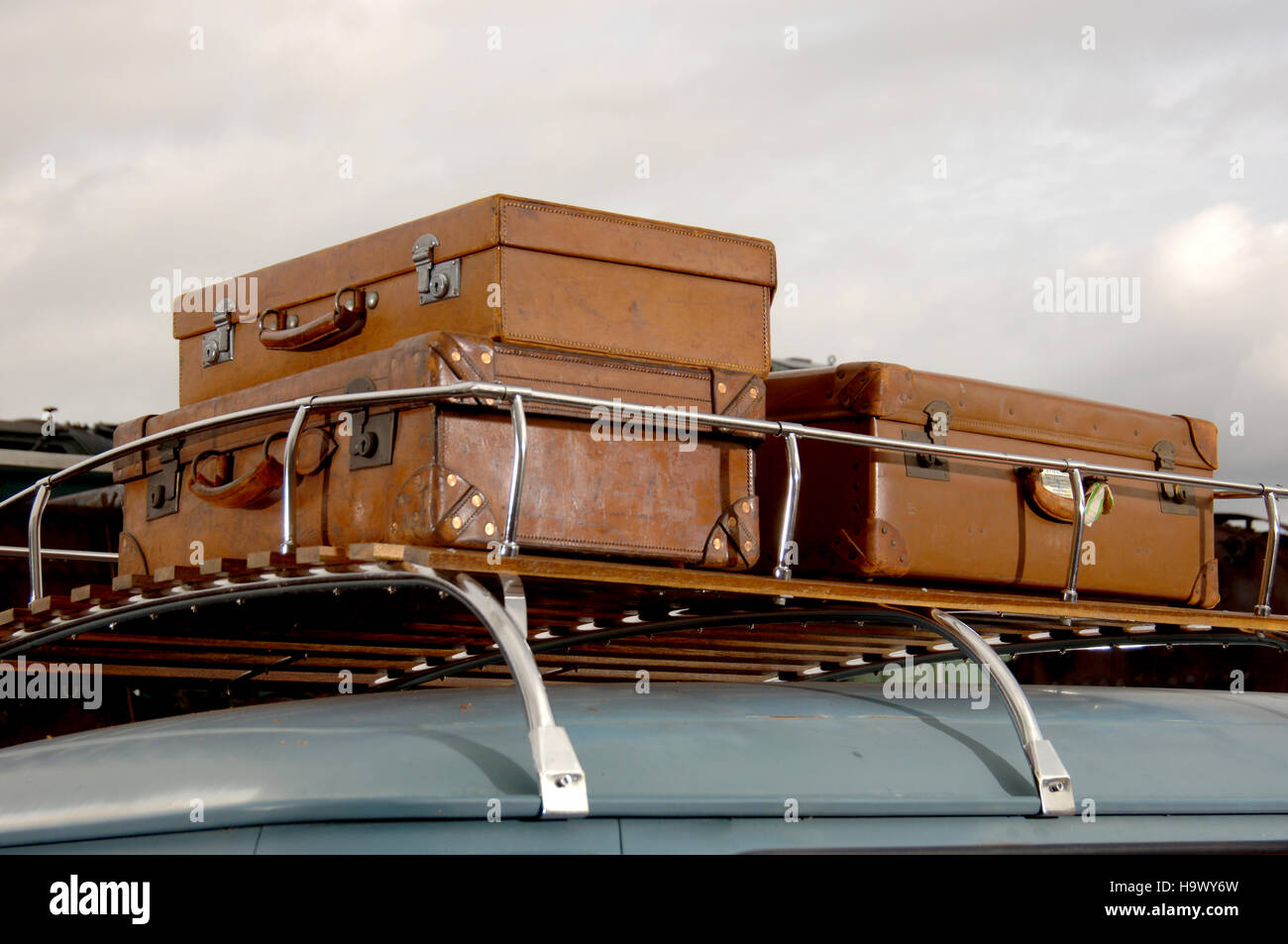 1971 VW Volkswagen Erker Camper van Dachträger mit Koffern an der Spitze Stockfoto