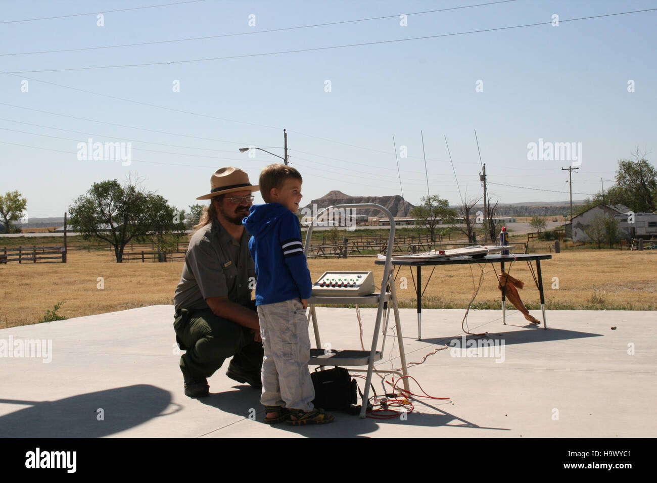 Im Badlands-Nationalpark nimmt ein Ranger am Start einer Rakete Teil, als Teil einer lehrreichen Demonstration. Der Park bietet einzigartige Möglichkeiten, mehr über Weltraumwissenschaft und Naturgeschichte zu erfahren. Stockfoto