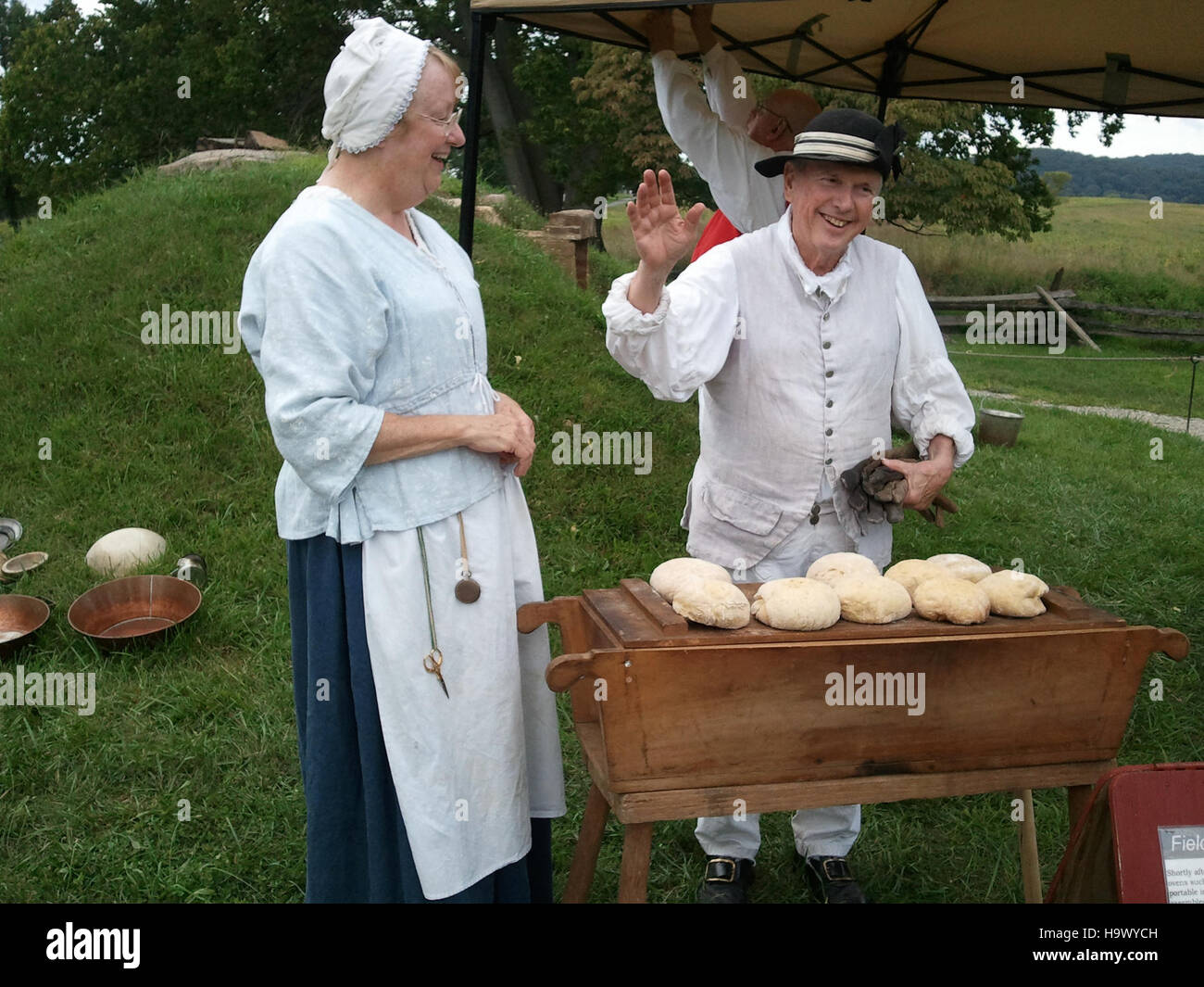 Dieses Bild aus dem Valley Forge National Park zeigt eine historische Nachstellung des kolonialen Lebens, bei der die Teilnehmer Brot backen. Die Szene reflektiert die täglichen Aufgaben und Überlebenspraktiken amerikanischer Kolonisten während des Unabhängigkeitskrieges. Stockfoto