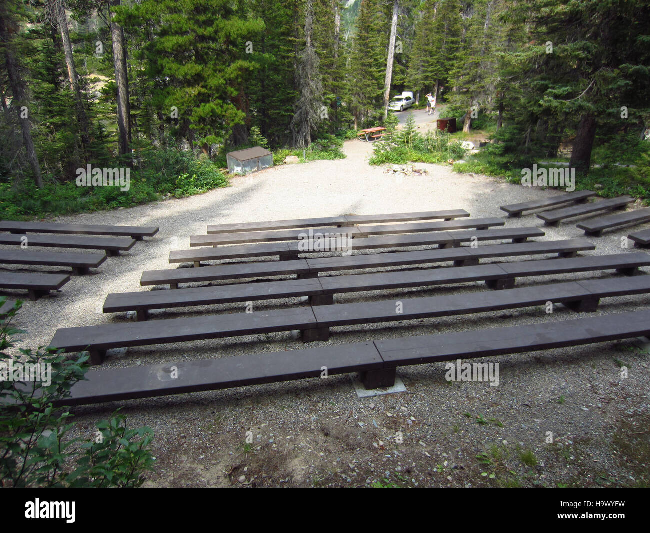 Das Two Medicine Campground Amphitheater im Glacier National Park ist ein Outdoor-Veranstaltungsort für Ranger-Vorträge und Bildungsprogramme. In der Nähe des atemberaubenden Ausblicks auf die Berge gelegen, ist es ein Drehkreuz für Besucher, um mehr über die Natur- und Kulturgeschichte des Parks zu erfahren. Stockfoto
