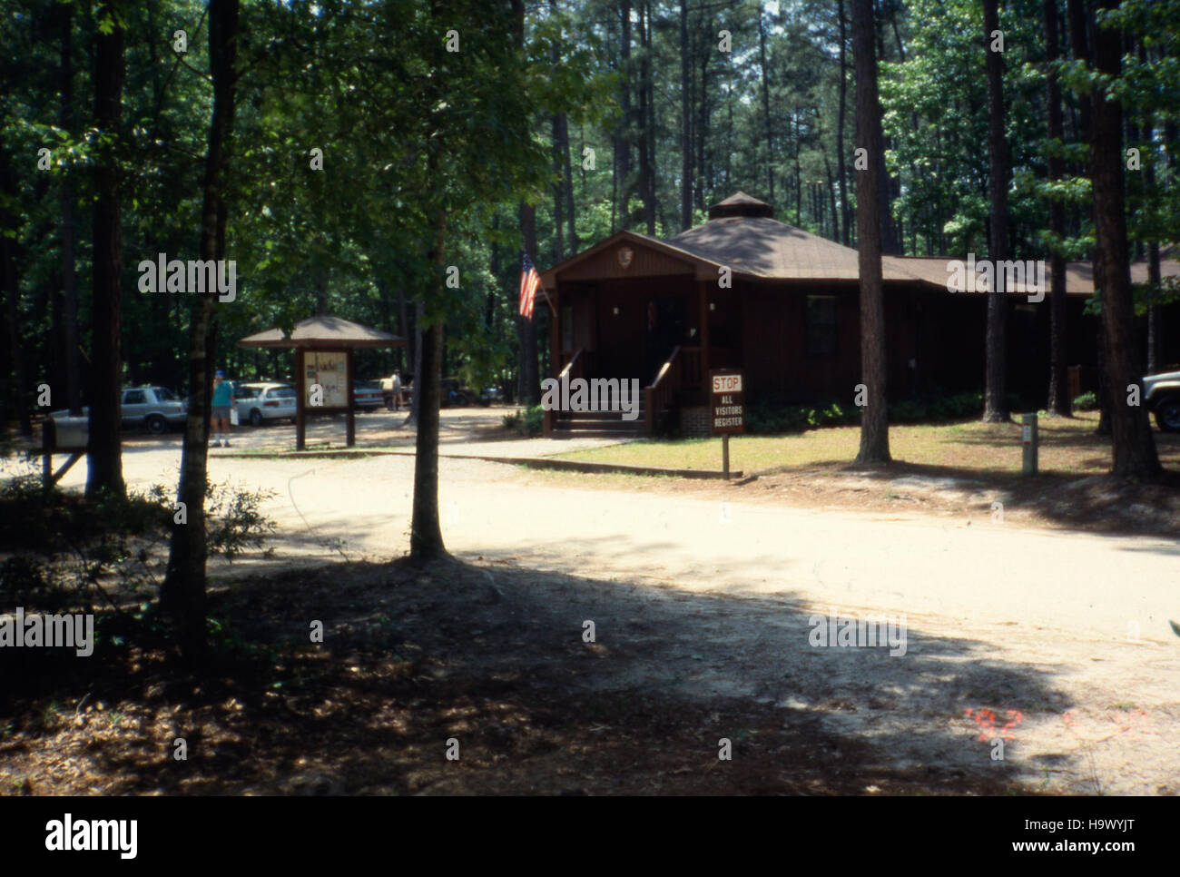 Dieses Foto zeigt die erste Ranger Station im Congaree National Park in South Carolina. Die Station repräsentiert die historische Verwaltung und Erhaltung des Parks und erfasst die Anfänge des Umweltschutzes in den USA Stockfoto