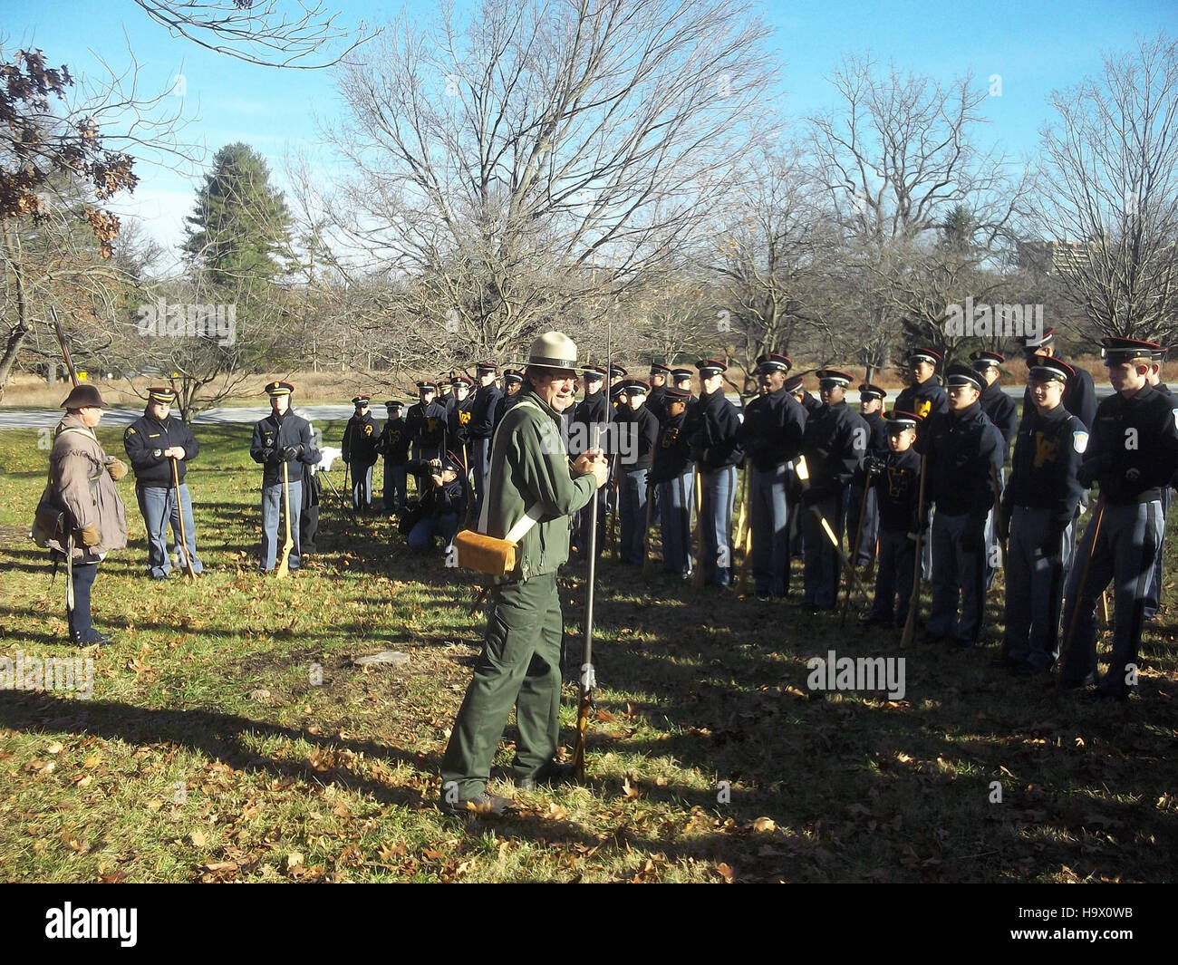 Im Valley Forge National Park finden jährlich Nachstellungen und Bildungsprogramme für Kadetten der Militärakademie statt, die einen historischen Rahmen bieten, um mehr über die amerikanische Revolution und die Rolle der Kontinentalarmee zu erfahren. Stockfoto