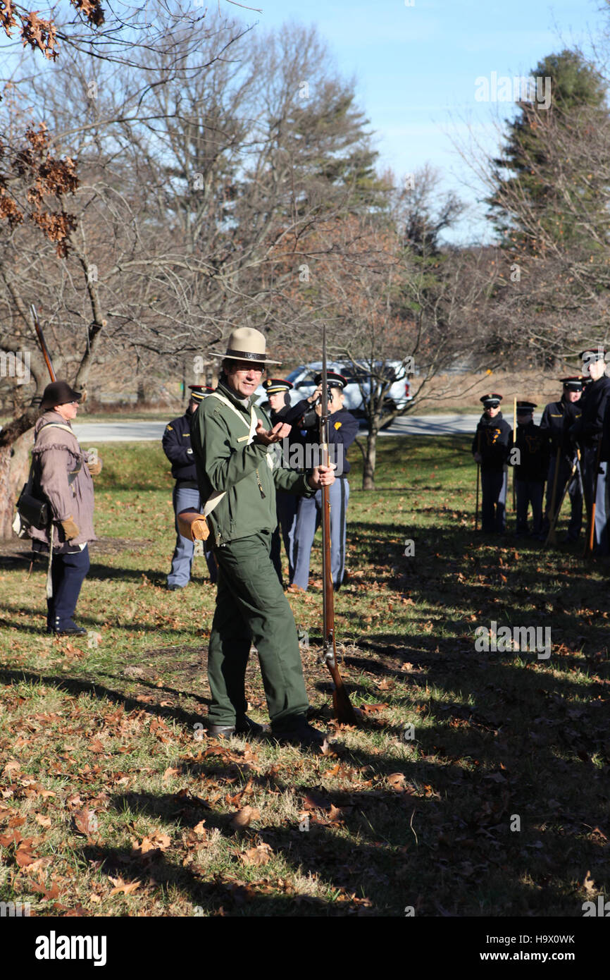 Ein Foto von Kadetten der Militärakademie, die an einer historischen Nachstellung im Valley Forge National Park teilnahmen, einem wichtigen Ort in der Geschichte des Amerikanischen Unabhängigkeitskriegs. Stockfoto