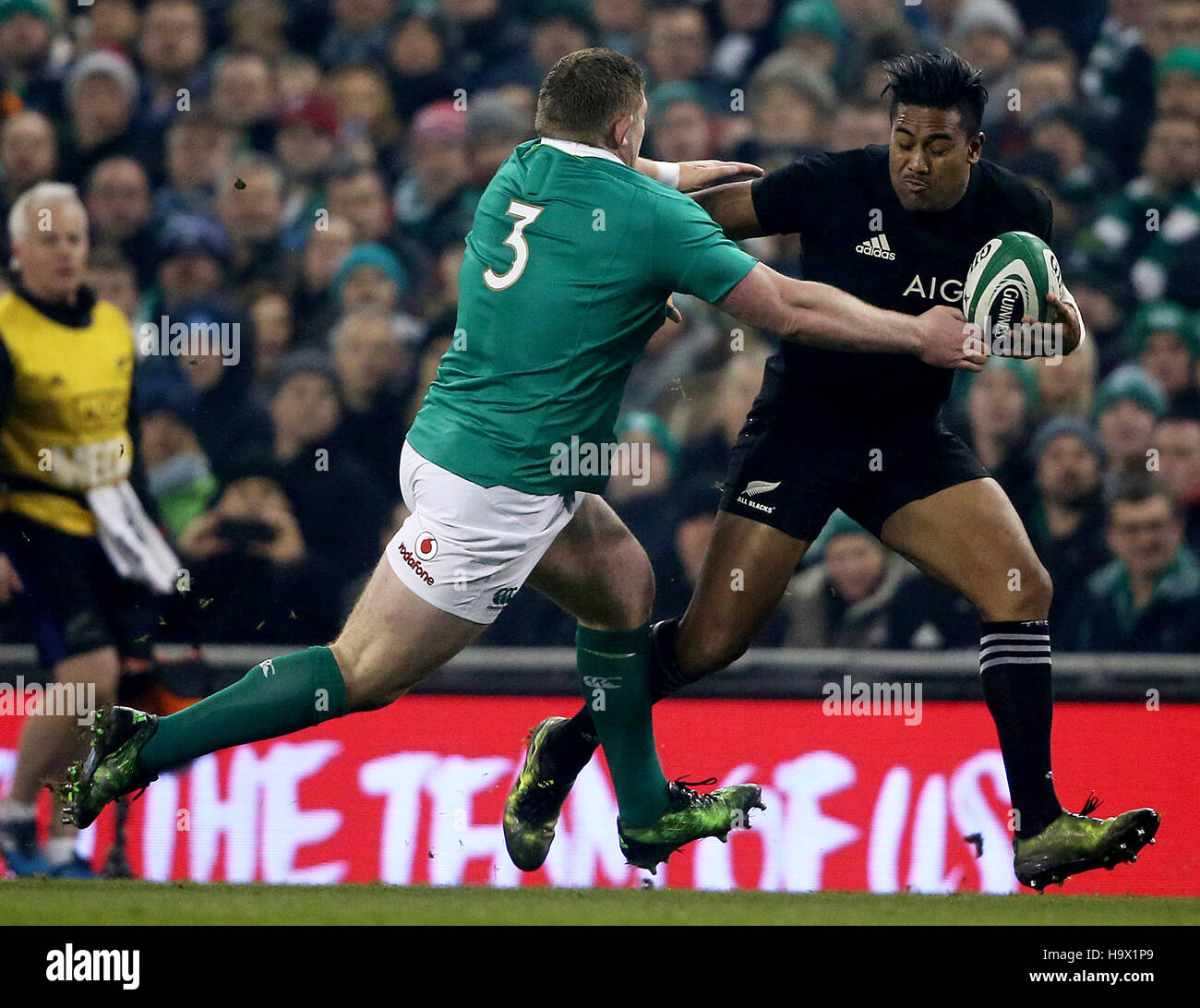 Irlands Tadhg Furlong befasst sich mit New Zealand Julian Savea während des Spiels Herbst International im Aviva Stadium Dublin. Stockfoto