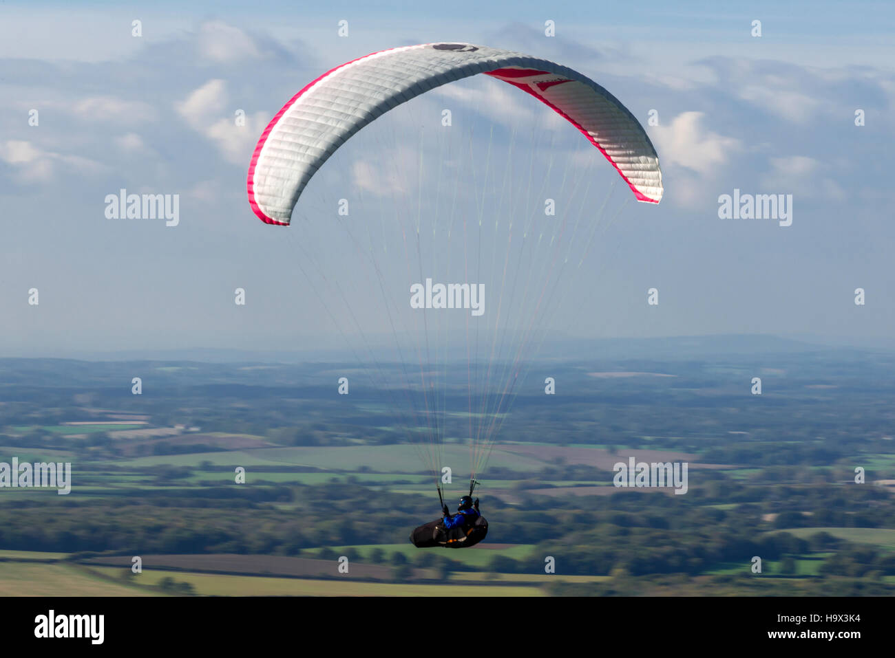 Parascenders und Drachenfliegen fliegen von Devil es Dyke in East Sussex Stockfoto