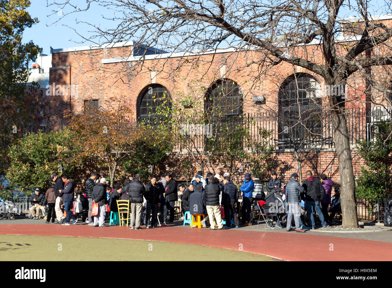 New York, Vereinigte Staaten von Amerika - 17. November 2016: Chinesen Gahering im öffentlichen Park in Chinatown, Spiele zu spielen Stockfoto