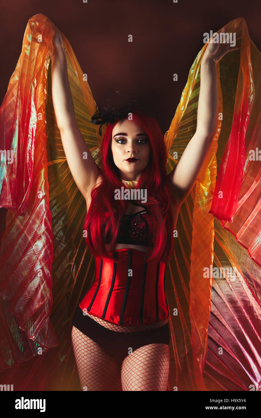 Burlesque Tänzerin junge Frau posiert für die Kamera Stockfoto