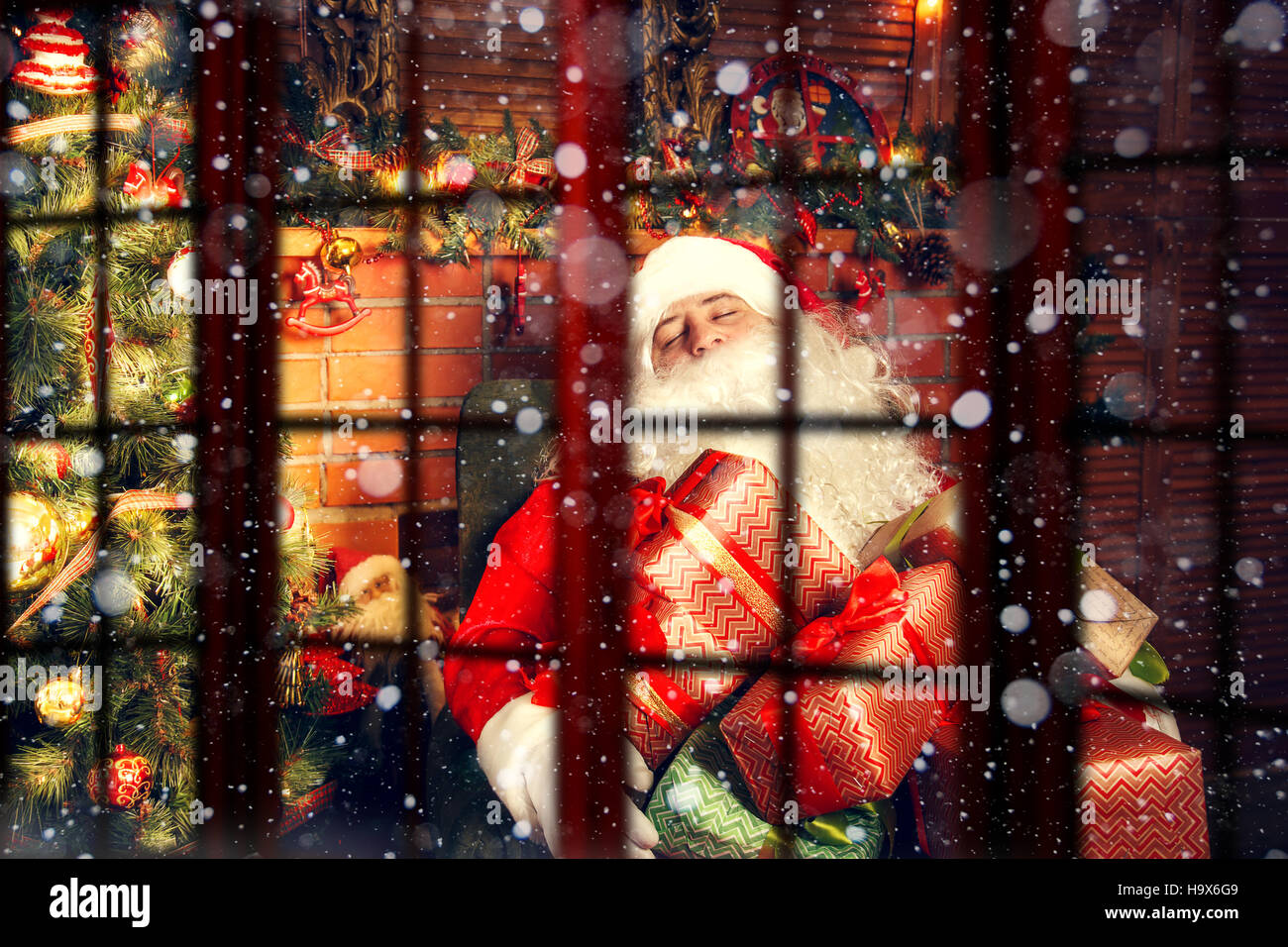 Echten Weihnachtsmann. Schlafen im Wohnzimmer in der Nähe der Weihnachtsbaum Weihnachtsmann.  Blick von außen durch die Fenster. Stockfoto