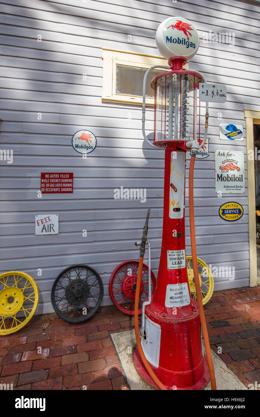 Alte Zapfsäulen an Tankstellen und Garage im historischen alten Heritage Village im Pinellas County im Largo Florida Stockfoto