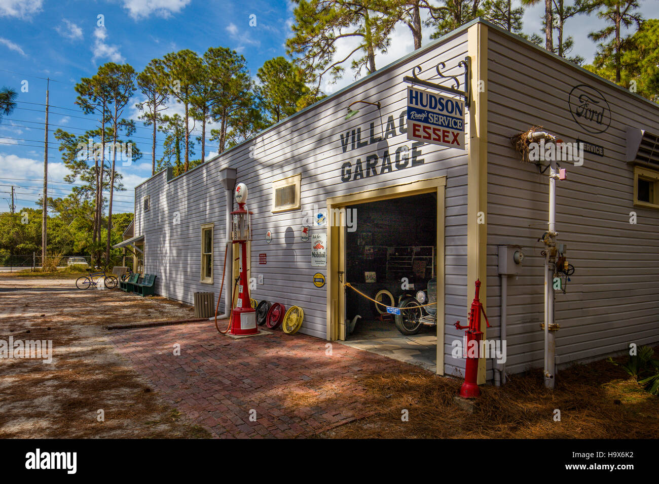 Tankstelle und Werkstatt in historischen alten Heritage Village im Pinellas County im Largo Florida Stockfoto