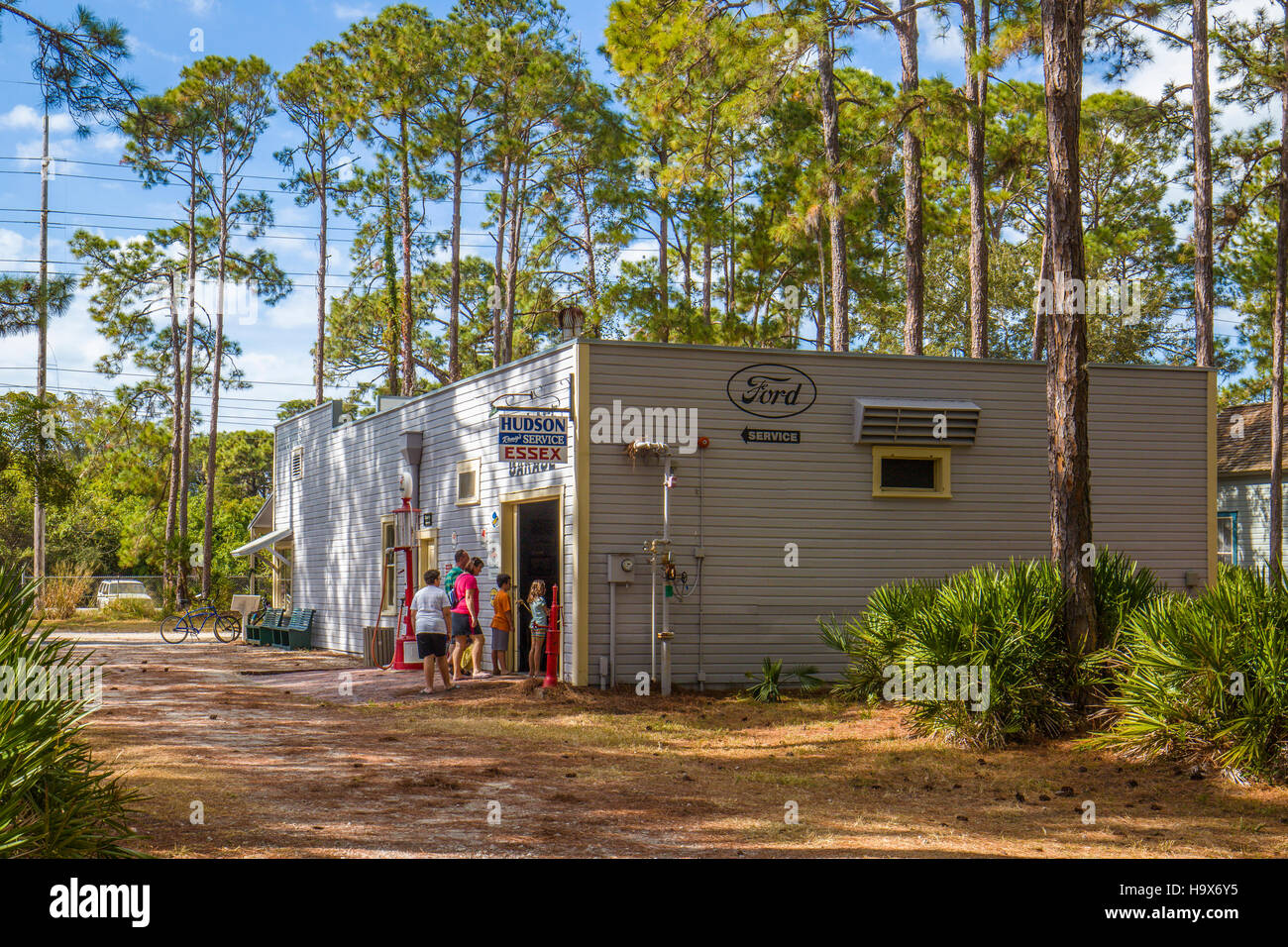 H C Smith Gemischtwarenladen mit Tankstelle und Werkstatt in historischen alten Heritage Village im Pinellas County im Largo Florida Stockfoto