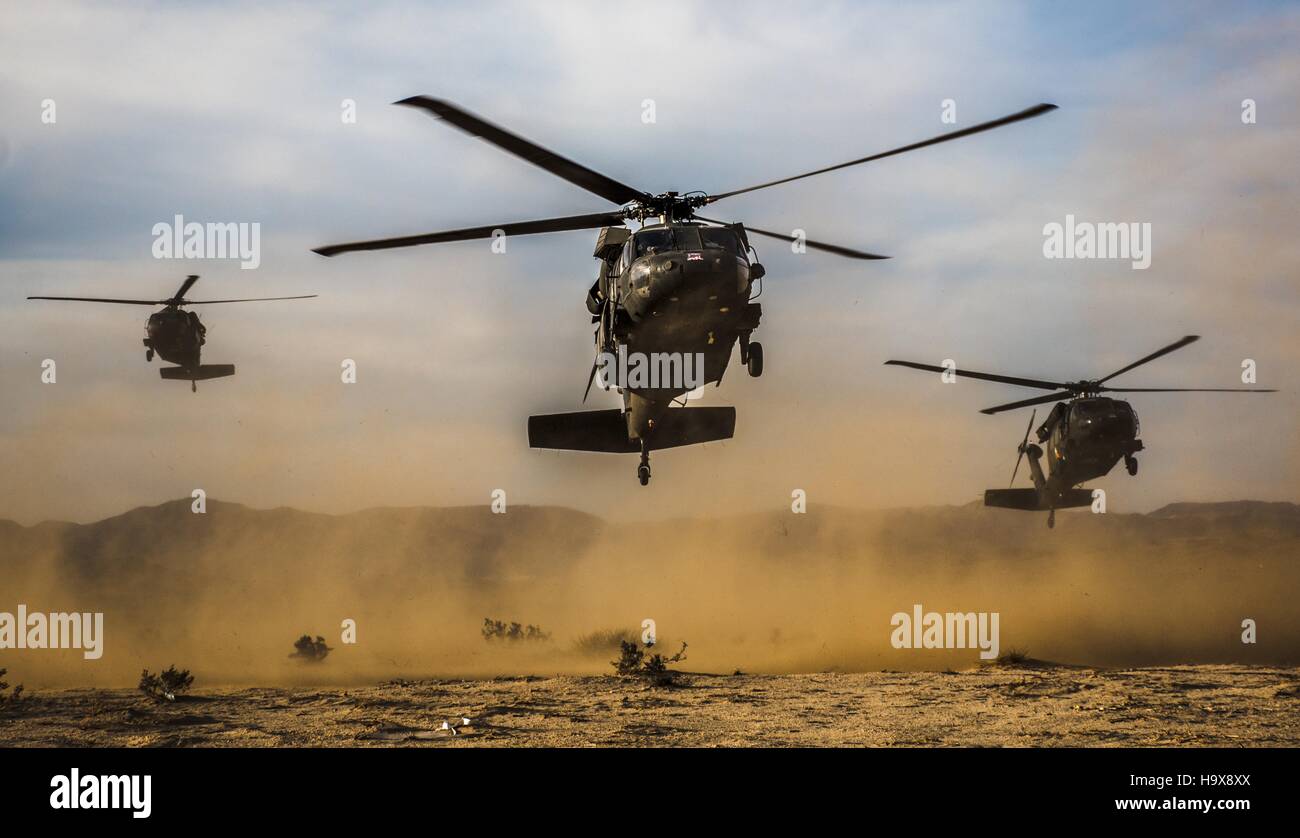 US Army UH-60 Black Hawk-Hubschrauber landen 6. November 2016 National Training Center in Fort Irwin, Kalifornien. Stockfoto