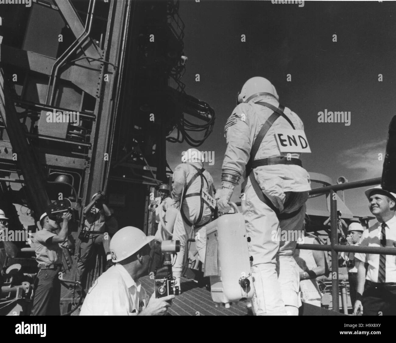 Gemini-XII NASA-Astronauten Jim Lovell und Buzz Aldrin Fuß zu ihrem Raumschiff für den letzten Flug des Gemini-Programms tragen Zeichen auf dem Rücken, die das Ende am Kennedy Space Center 11. November 1966 in Merritt Island, Florida sagen. Stockfoto