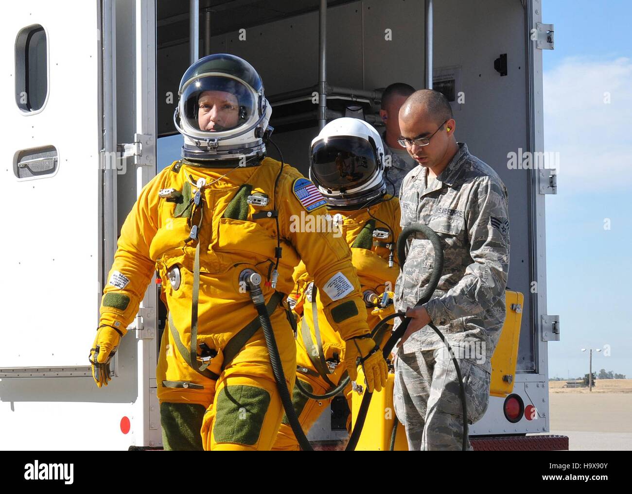 US Air Force Secretary Deborah Lee James geht zu einem Aufklärungsflugzeug U-2 Dragon Lady Ultra-Höhenlage, wie US-Soldaten ihre Höhenlage Druckanzug Ausrüstung auf der Beale Air Force Base 11. August 2015 in der Nähe von Marysville, Kalifornien tragen. Stockfoto