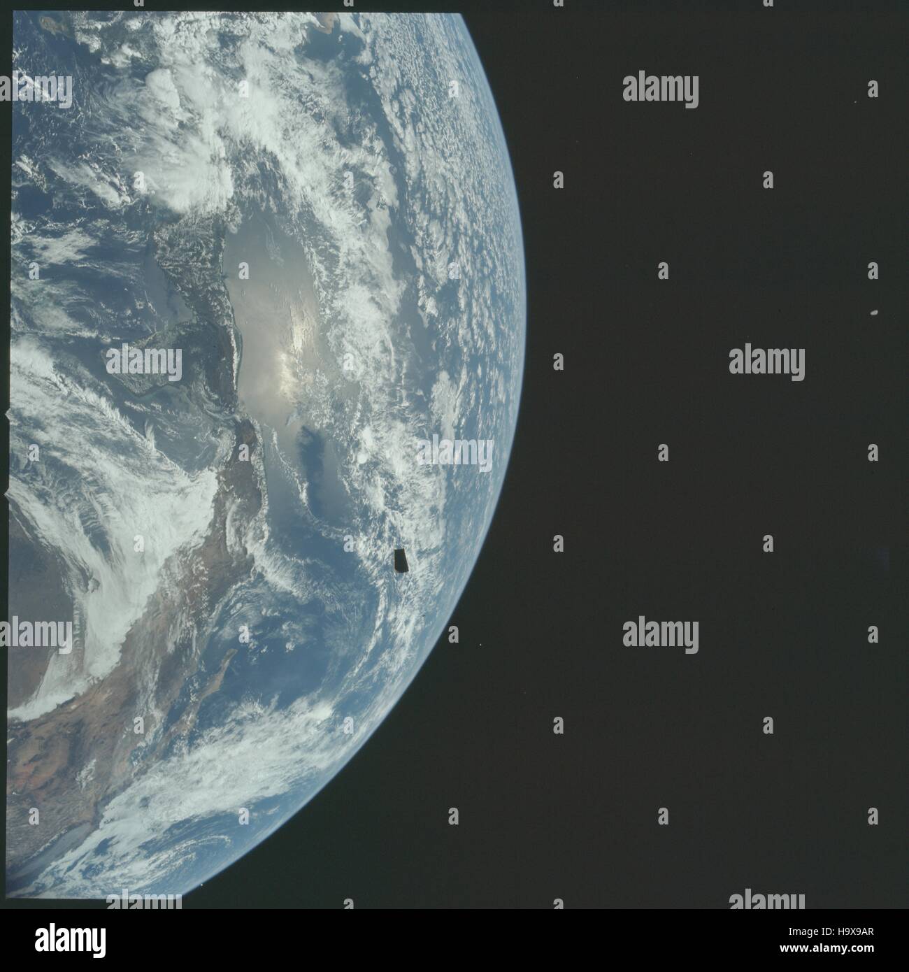 Die NASA Apollo 12 Mission Crew erfassen ein Satellitenbild der Erde und ihrer Mondfähre Adapter Platten während einer Reise zum Mond 14. November 1969 in der Erdumlaufbahn. Stockfoto