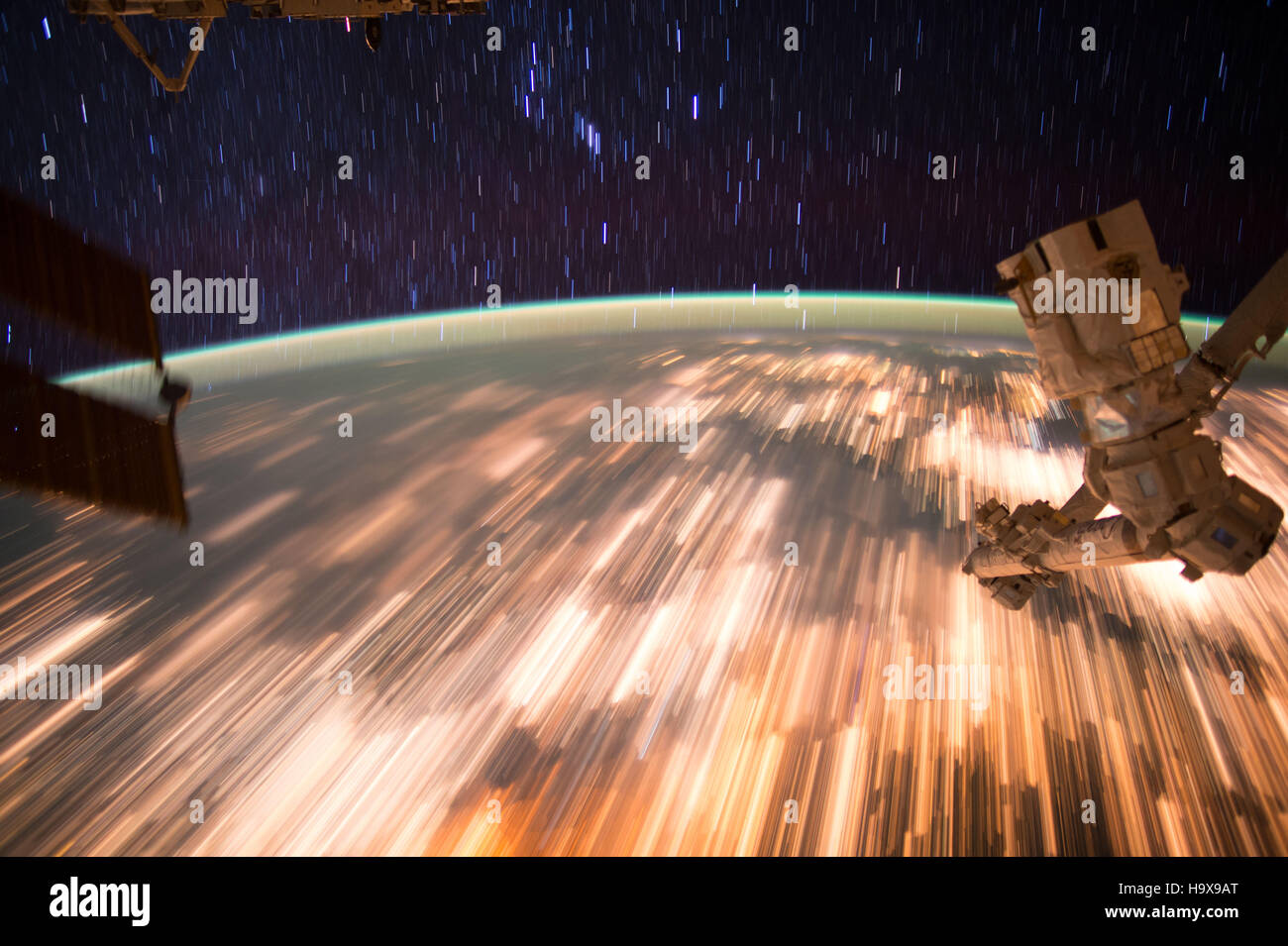 Astronauten an Bord der internationalen Raumstation NASA eroberte eine Reihe von Sternspur Bildern über der Erdoberfläche 3. Oktober 2016 in der Erdumlaufbahn. Stockfoto
