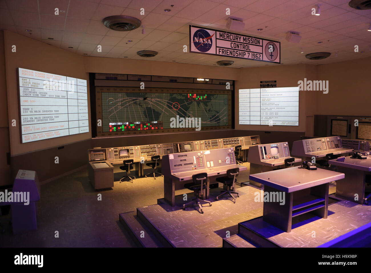 Die NASA Helden und Legenden Attraktion auf dem Kennedy Space Center Visitor Complex bietet eine interaktive Ausstellung mit den ursprünglichen Konsolen von der Merkur Mission Control Room 7. November 2016 in Titusville, Florida. Stockfoto