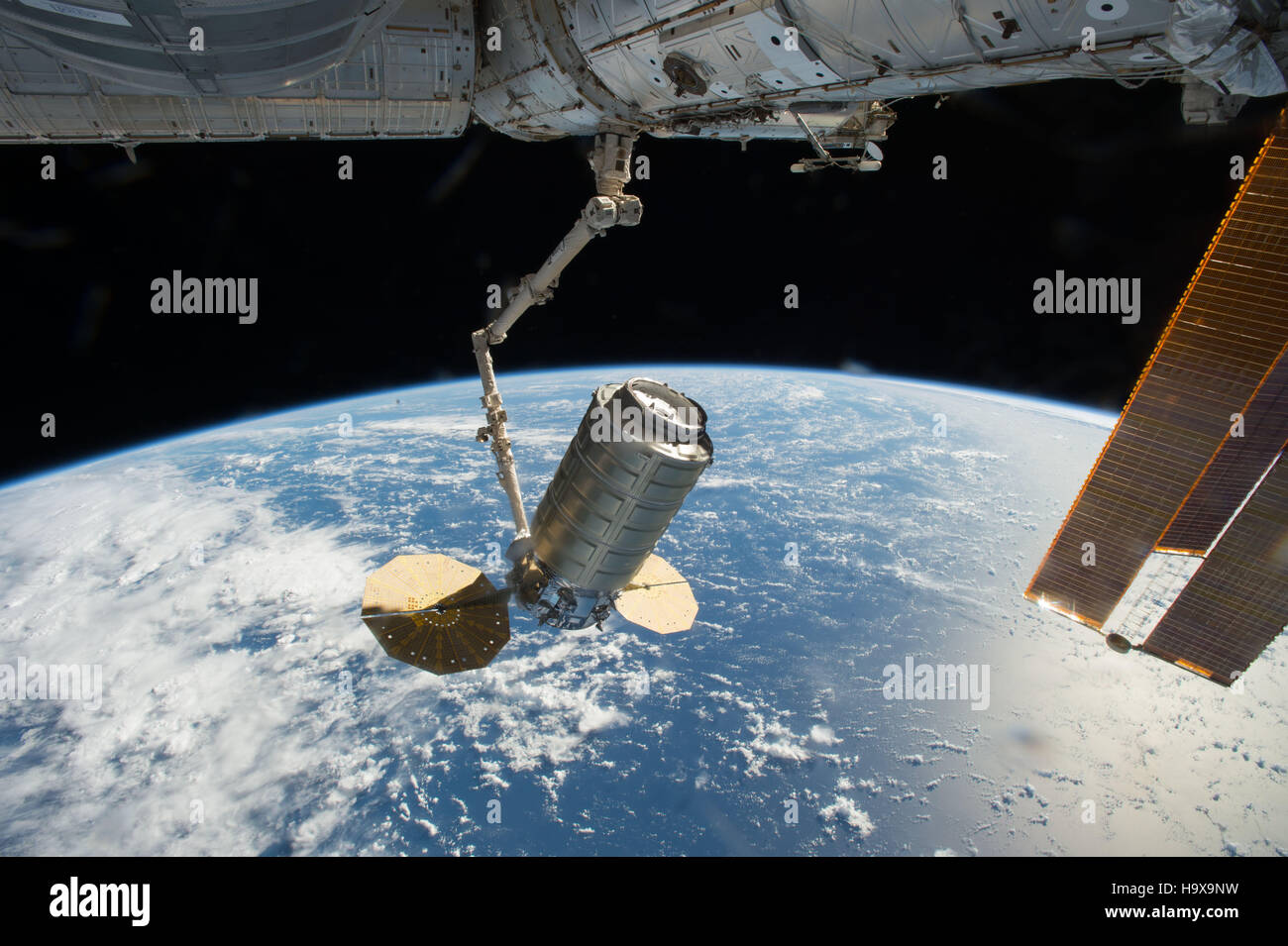 Die NASA International Space Station Canadarm2-Roboterarm fängt die orbitale ATK Cygnus Raumfahrzeug Frachtfahrzeug wie es 23. Oktober 2016 in der Erdumlaufbahn ankommt. Stockfoto