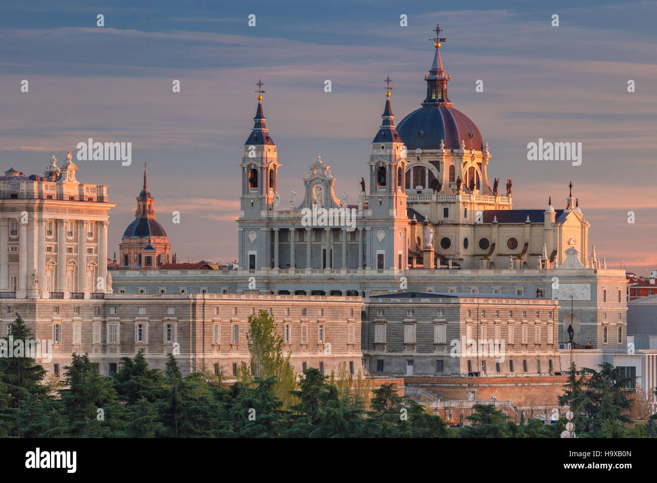 Madrid. Bild von Madrid Skyline mit Santa María la Real De La Almudena-Kathedrale und dem Königspalast während des Sonnenuntergangs. Stockfoto