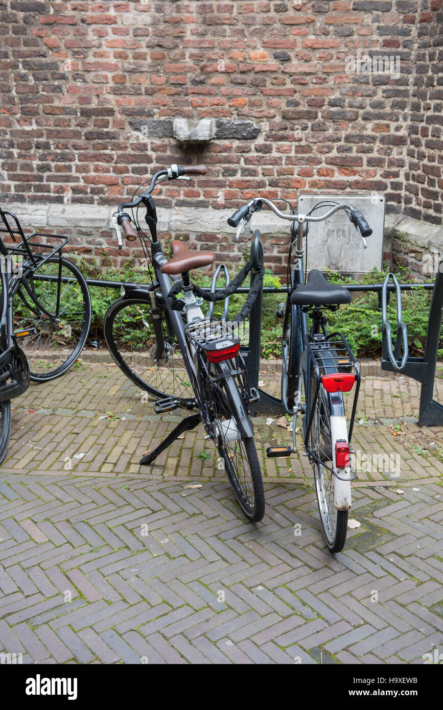 Zwei Fahrräder in der Innestadt von Venlo ein Einer Backsteinmauer Stockfoto