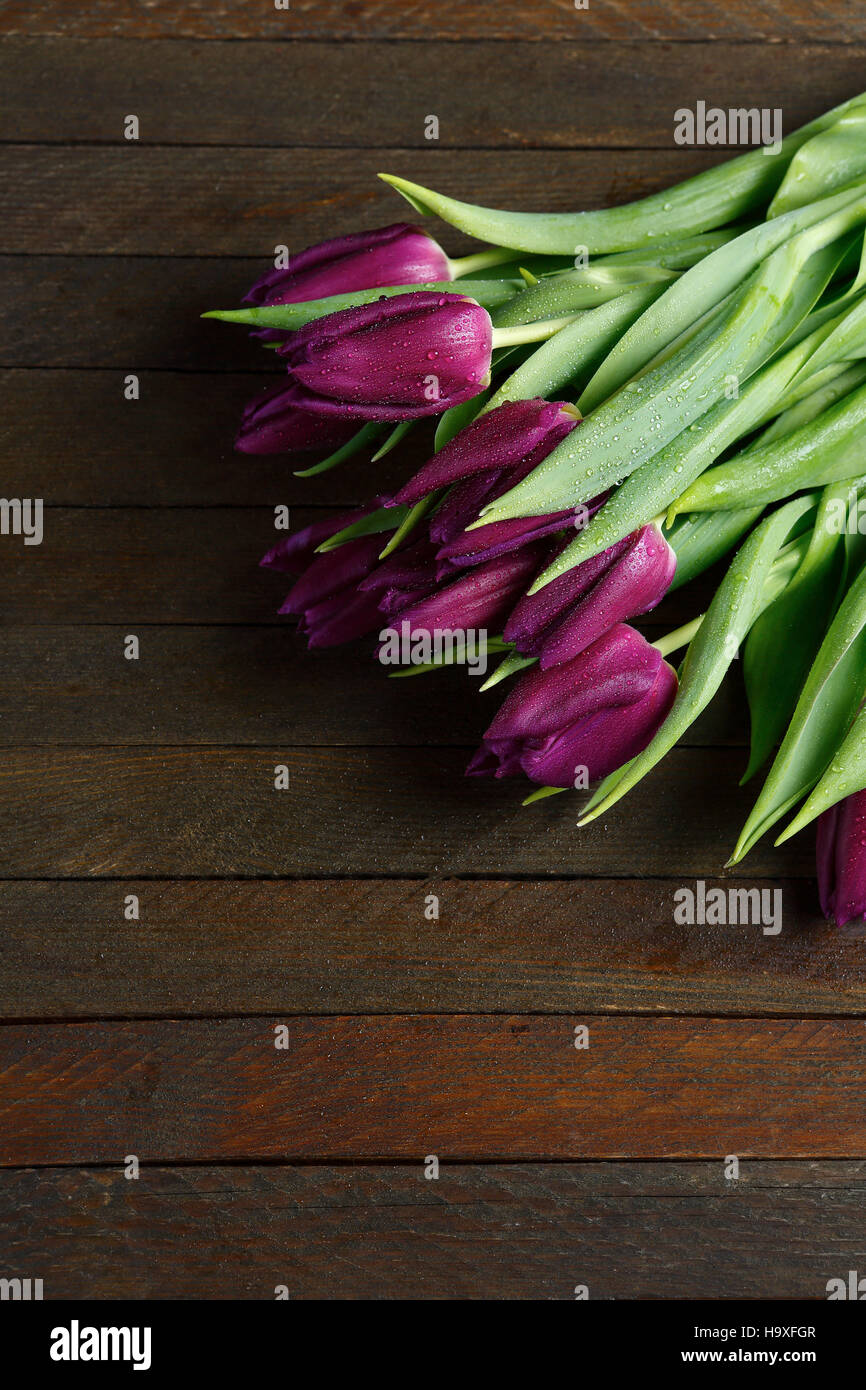 Blumenstrauß auf braun-Boards, Tulpen Stockfoto