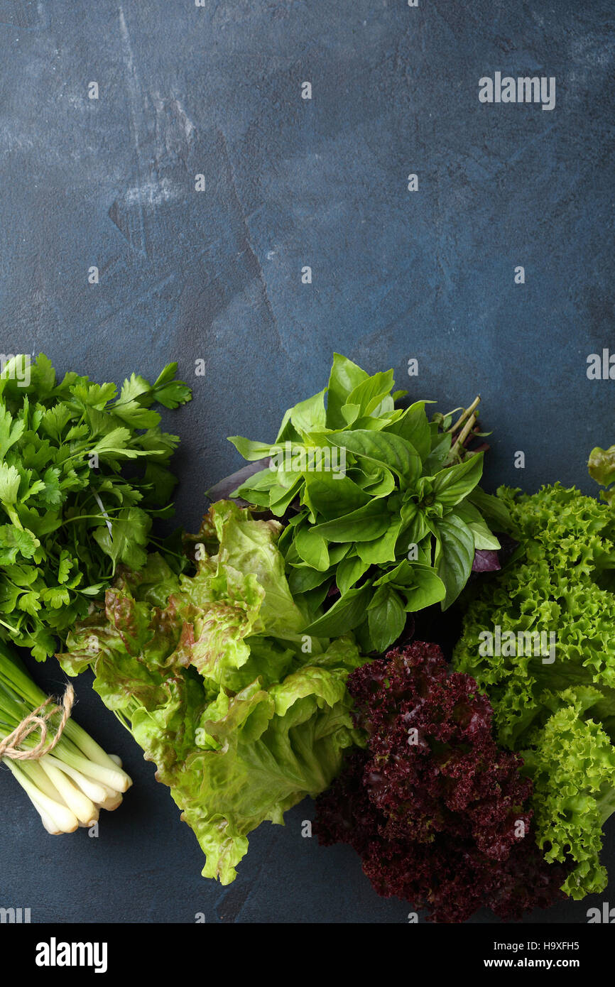 Frischen Salatblättern auf blauem, Lebensmittel-Hintergrund Stockfoto