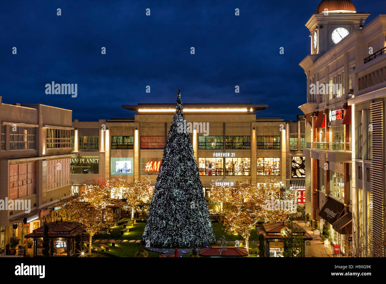 Weihnachtsbaum und Square leuchtet für Xmas Saison in Uptown Shopping Mall-Victoria, British Columbia, Kanada. Stockfoto