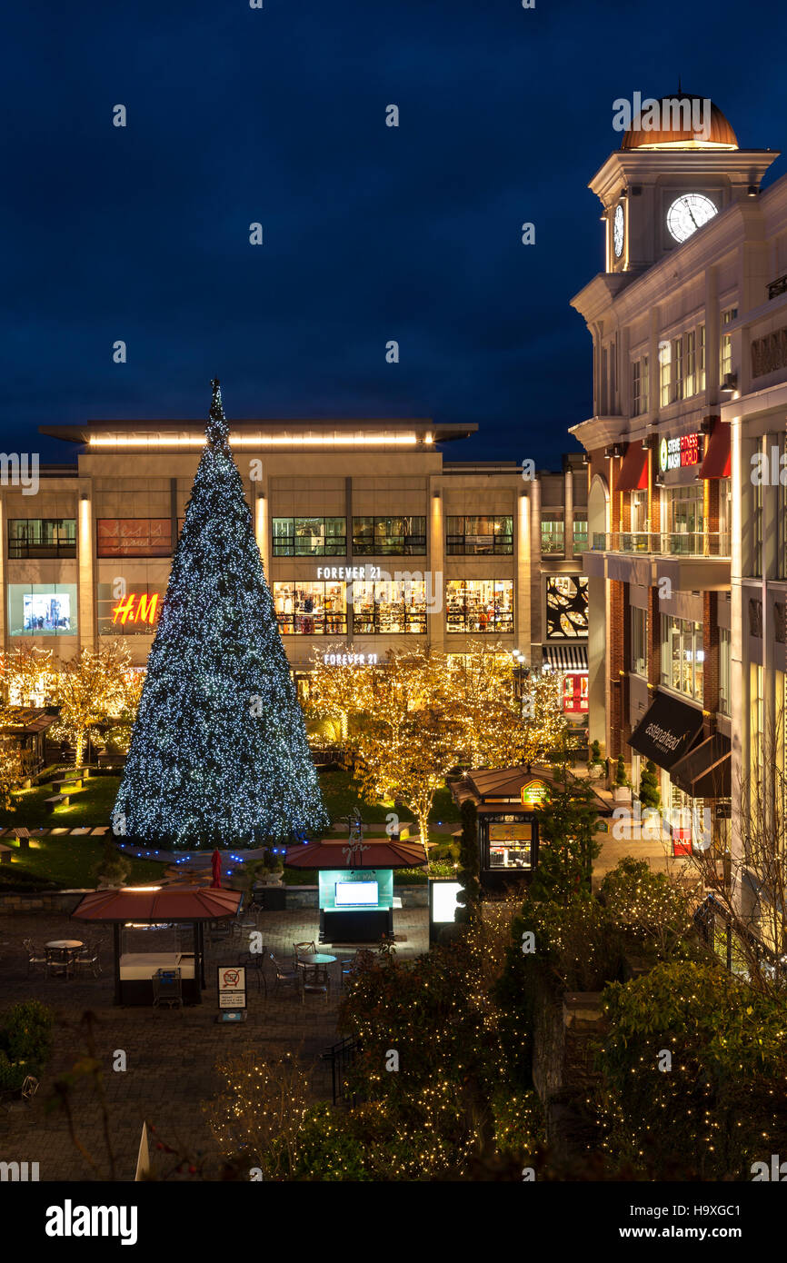 Weihnachtsbaum und Square leuchtet für Xmas Saison in Uptown Shopping Mall-Victoria, British Columbia, Kanada. Stockfoto