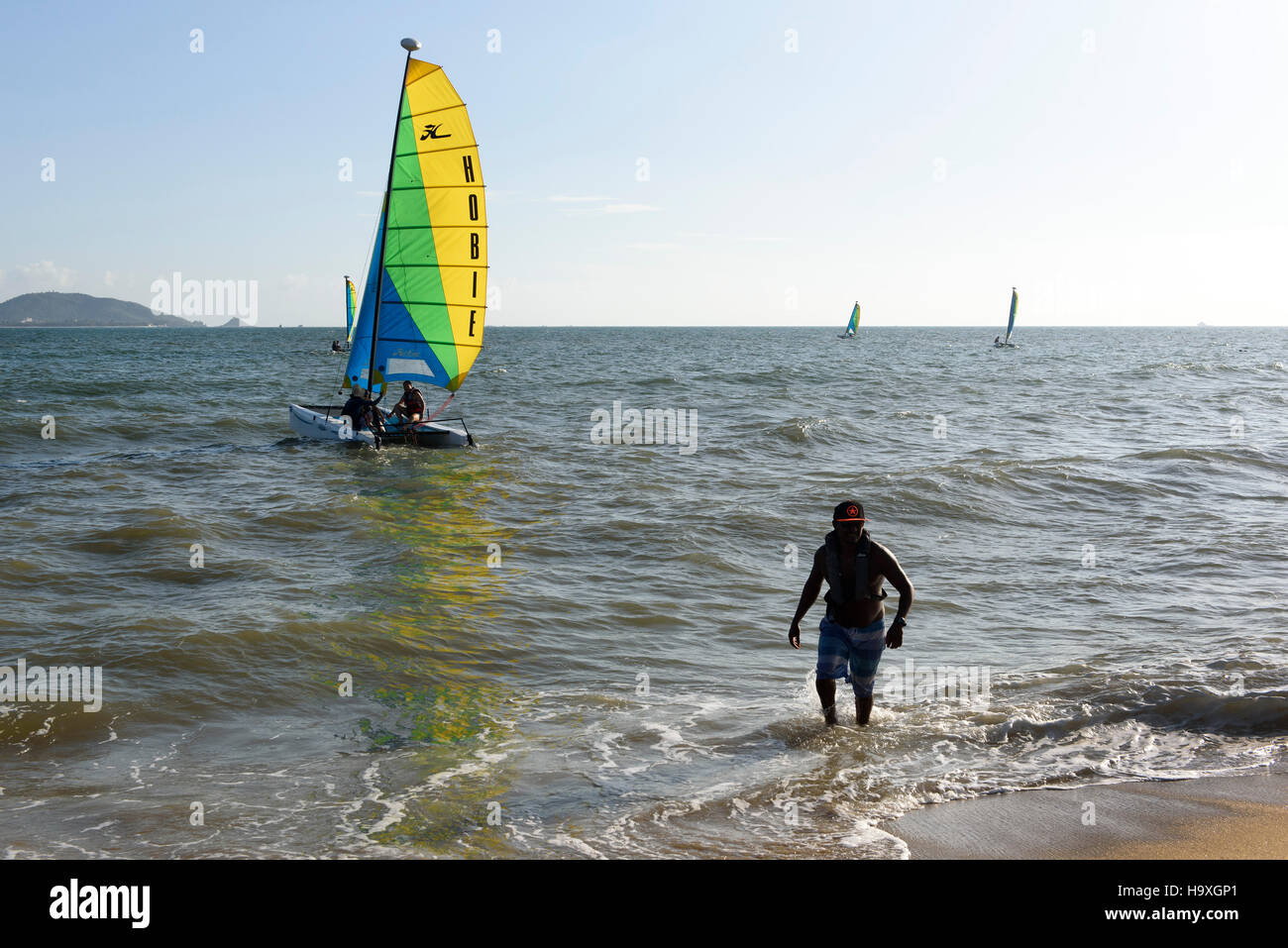 Segeln, Strand von Sanya Bay in der Nähe von Club Med Hainan Insel, China Stockfoto