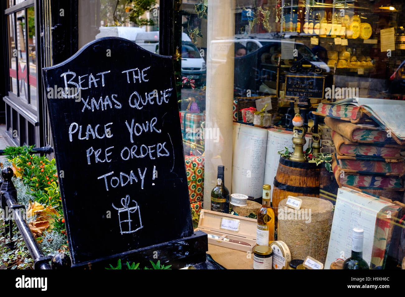 Ein Display-Schild draußen vor dem Fenster von Paxton und Whitfield Cheesemongers in der Jermyn Street, London. Stockfoto