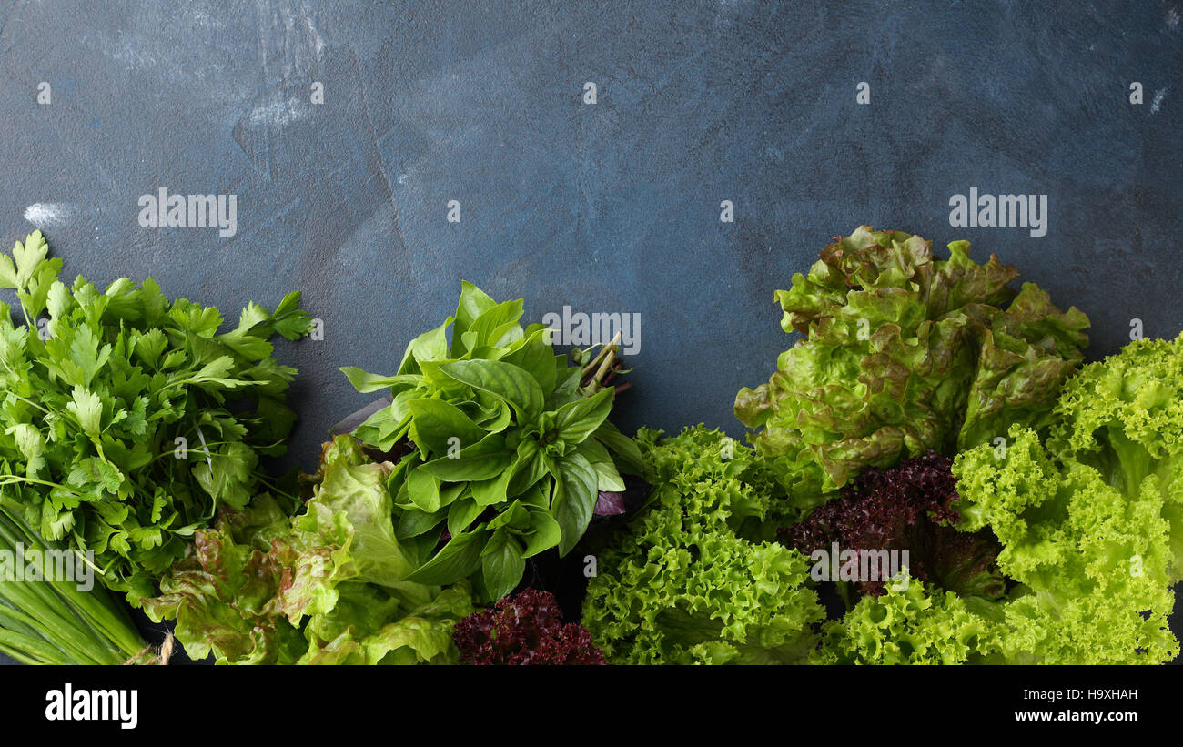 Frisch und Grün Salat, Zwiebel, Basilikum, Lebensmittel-Draufsicht Stockfoto