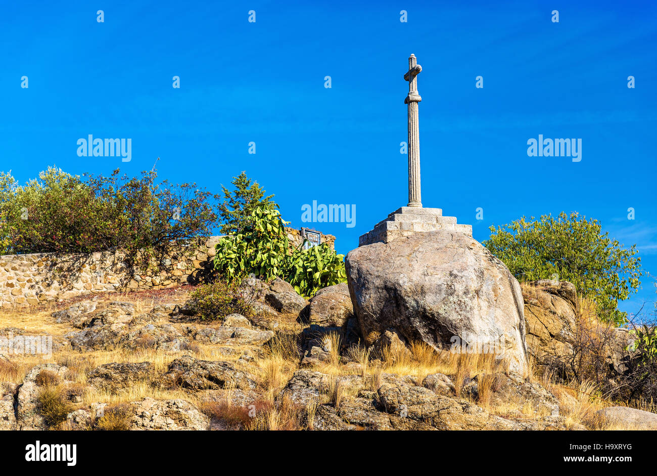Kreuz auf einem Hügel in der Nähe von Toledo - Spanien Stockfoto