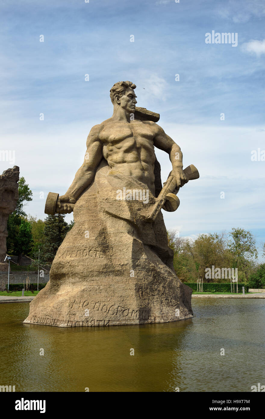 Statue der sowjetischen Soldaten zum Tod Platz stehen. Memorial Komplex Mamajew Kurgan in Wolgograd.  Russland Stockfoto