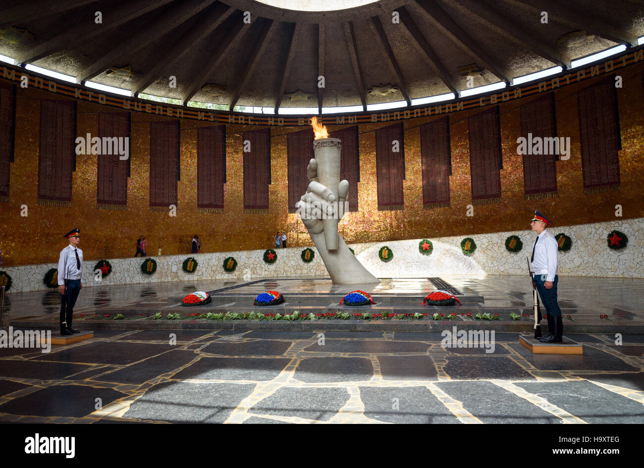 Halle der militärischen Ruhm. In der Mitte der Halle ist Skulptur von Hand mit Fackel mit dem ewigen Feuer. Volgograd, Russland Stockfoto