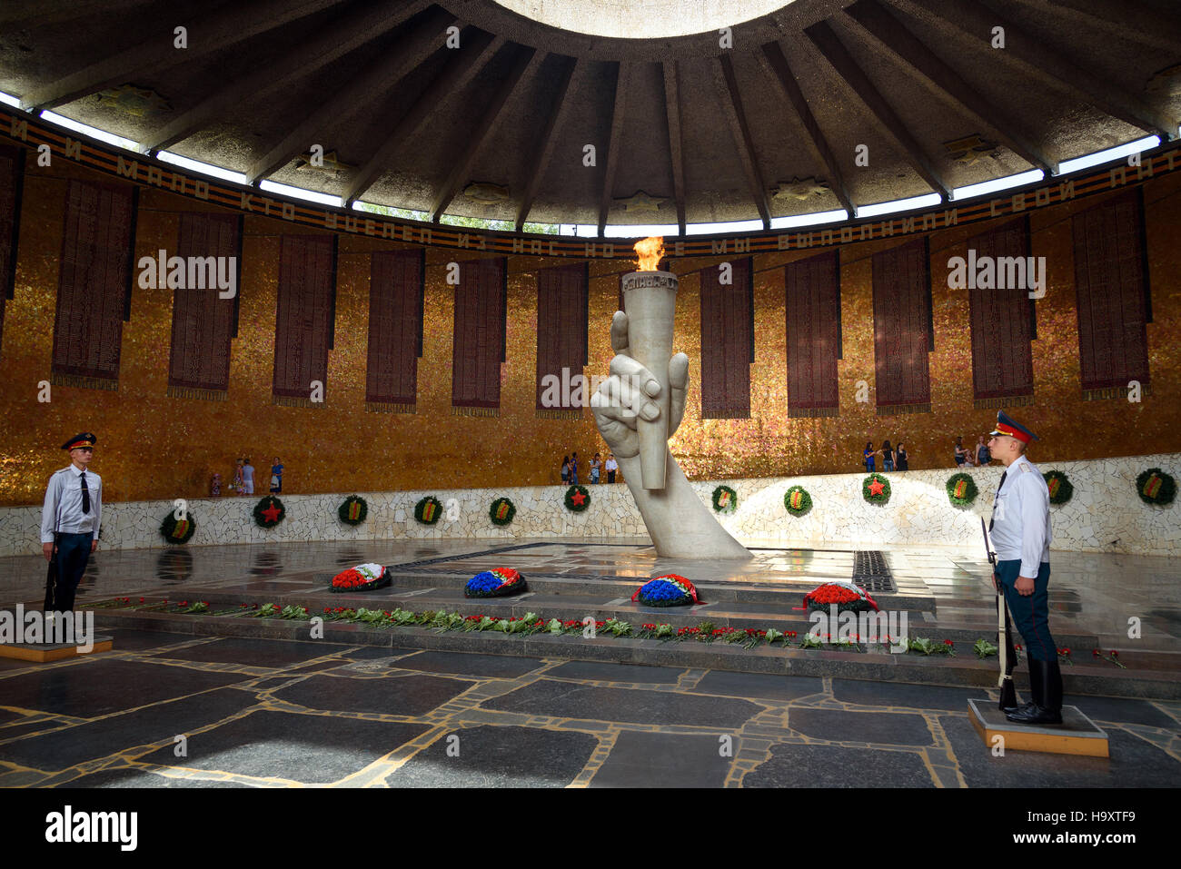 Halle der militärischen Ruhm. In der Mitte der Halle ist Skulptur von Hand mit Fackel mit dem ewigen Feuer. Volgograd, Russland Stockfoto