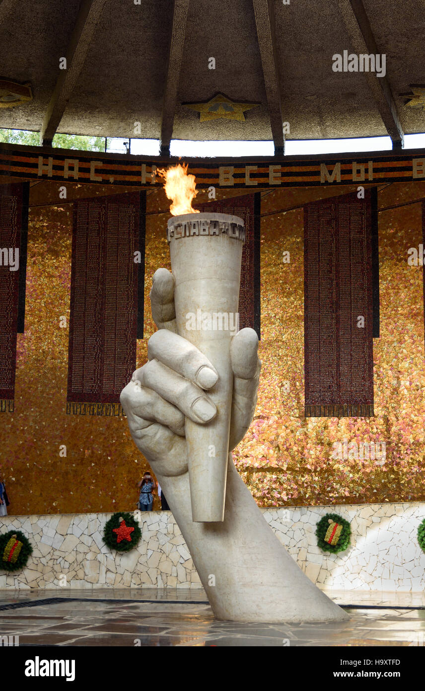 Halle der militärischen Ruhm. In der Mitte der Halle ist Skulptur von Hand mit Fackel mit dem ewigen Feuer. Volgograd, Russland Stockfoto