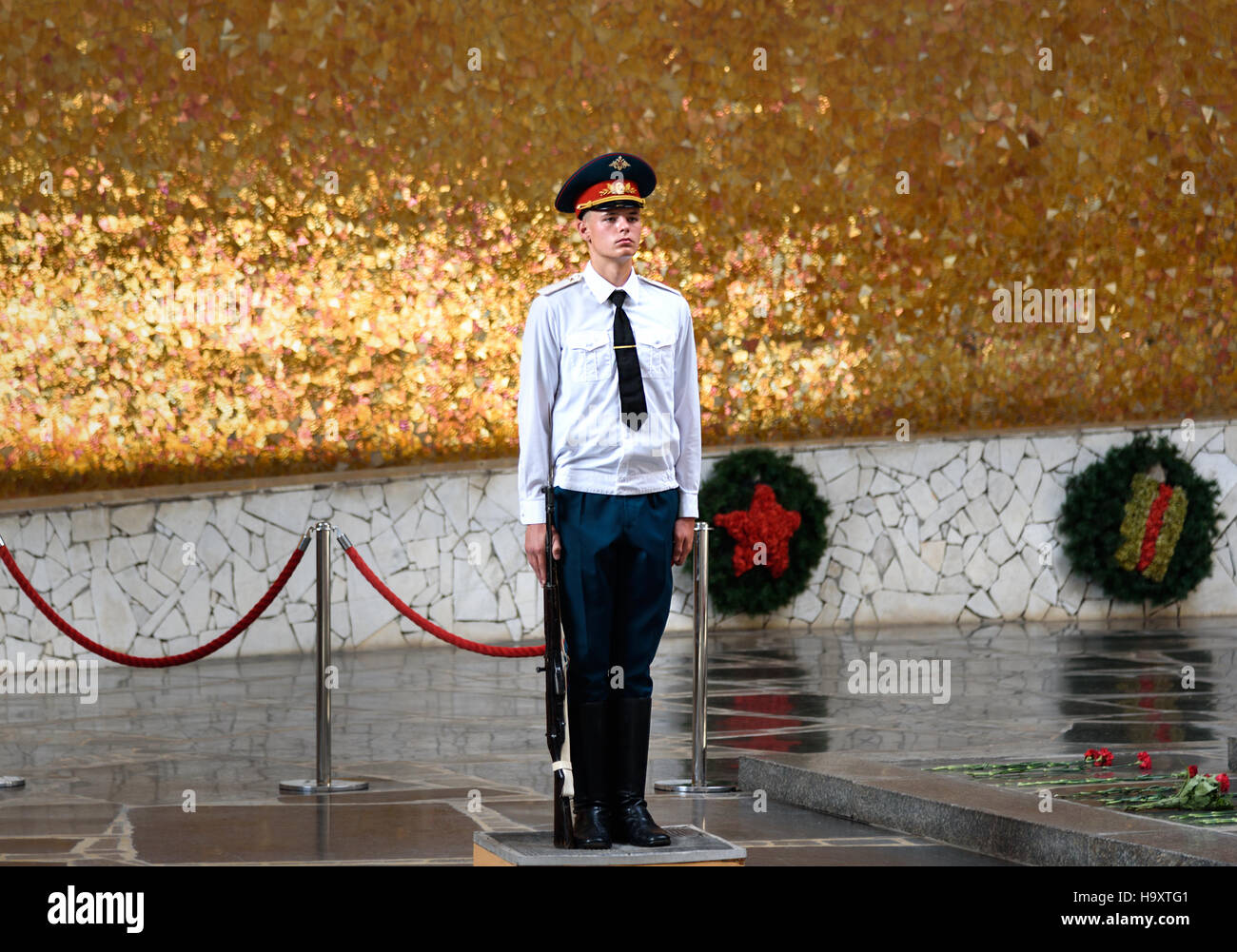 Soldat Wache in der Halle der militärischen Ruhm. In der Mitte der Halle ist Skulptur von Hand mit Fackel mit dem ewigen Feuer. Volgograd Stockfoto