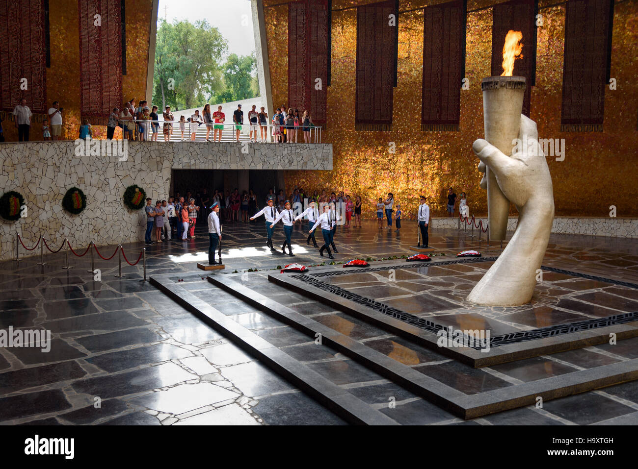Soldaten bewachen März in der Halle der militärischen Ruhm. Volgograd, Russland Stockfoto