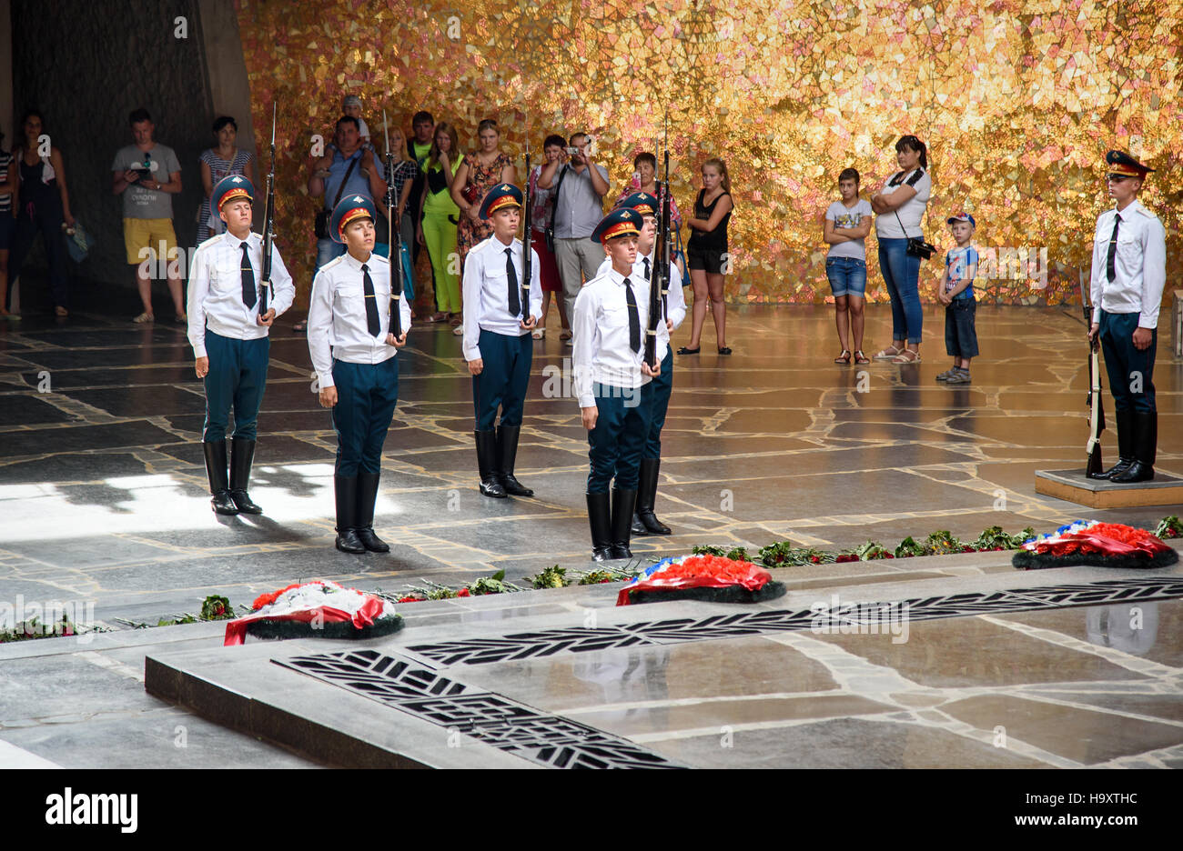 Soldaten bewachen März in der Halle der militärischen Ruhm. Volgograd, Russland Stockfoto