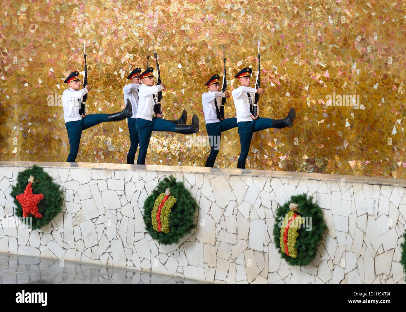 Soldaten bewachen März in der Halle der militärischen Ruhm. Volgograd, Russland Stockfoto
