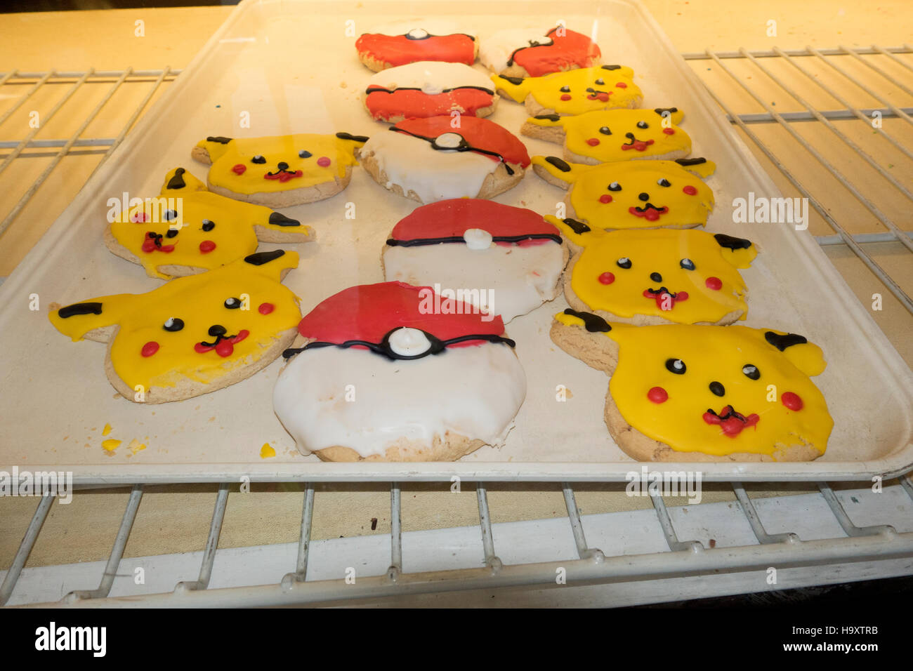 Pokémon gelb Pikachu und Poké Ball Zuckergebäck zum Verkauf in der Bäckerei von Mel-O-Glasur. Minneapolis Minnesota MN USA Stockfoto