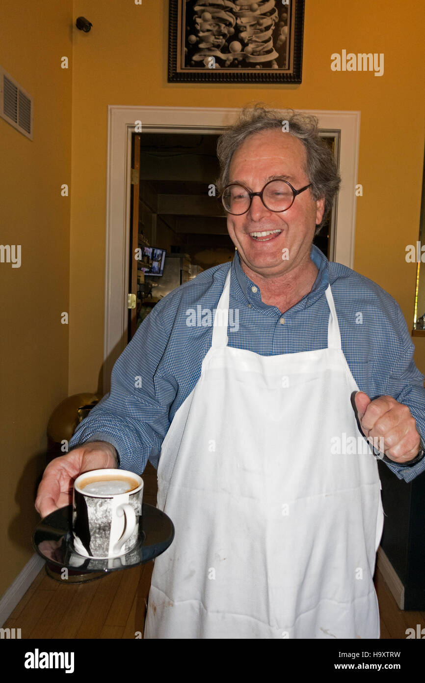 Mel-O-Glasur Bäckerei Barista bringen meine doppelten Espresso mit einem Schuss Sahne - es war sehr lecker.  Minneapolis Minnesota MN USA Stockfoto